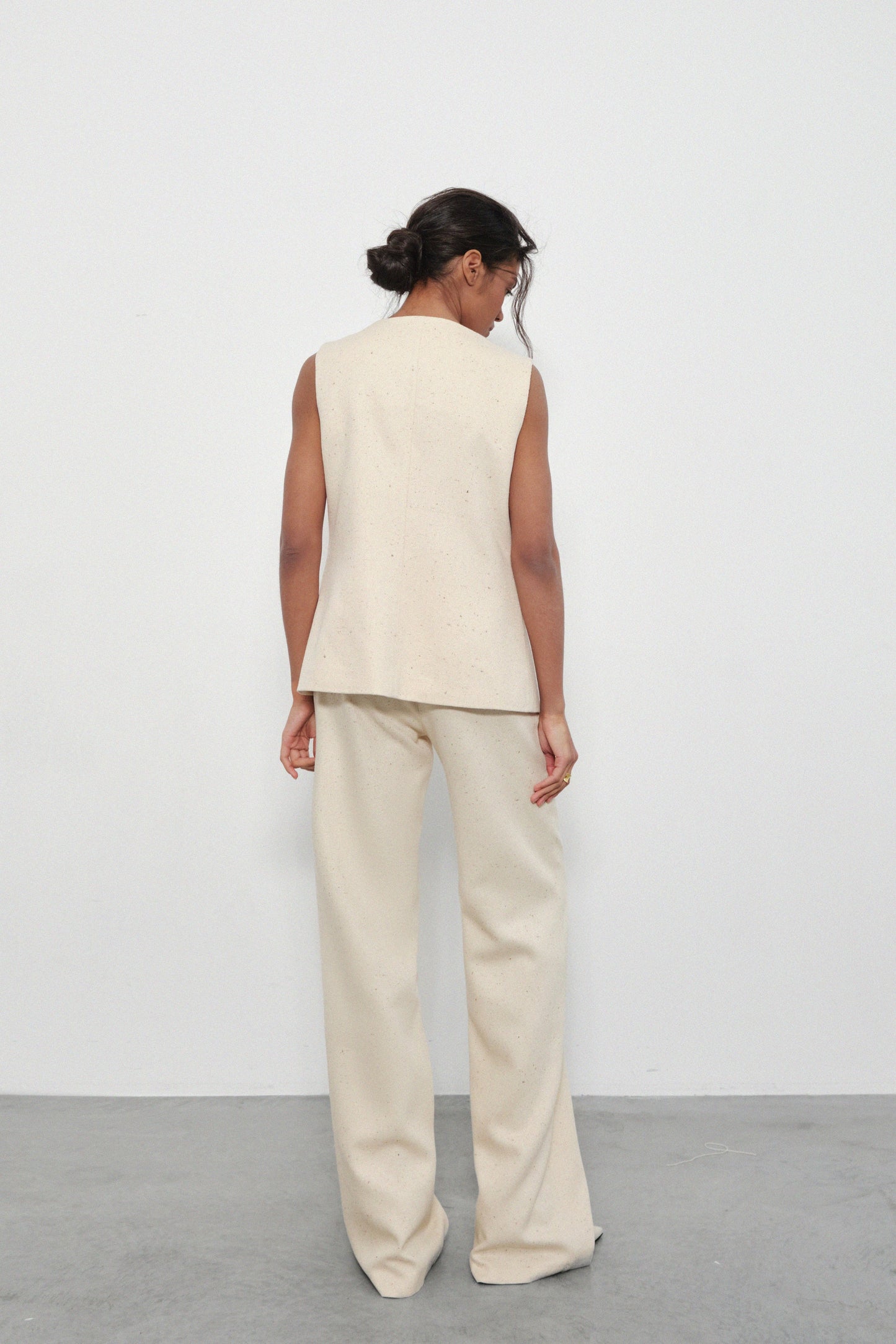 Nachhaltige Stoffhosen von IVA RYCH in creme, Slow Fashion, umweltfreundliche Mode