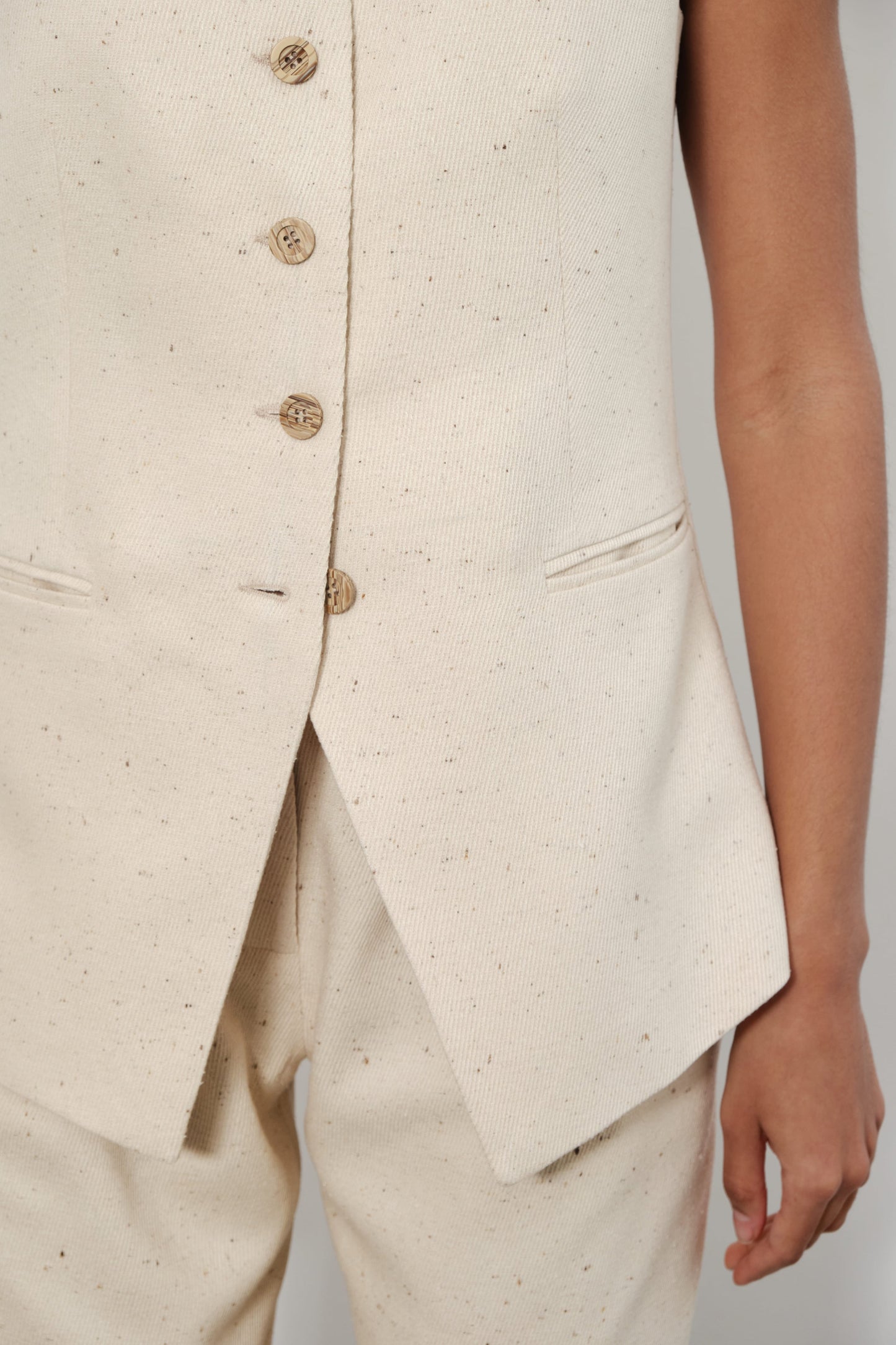 Cremeweiße nachhaltige Westen von IVA RYCH, Fair Fashion, ethische Mode