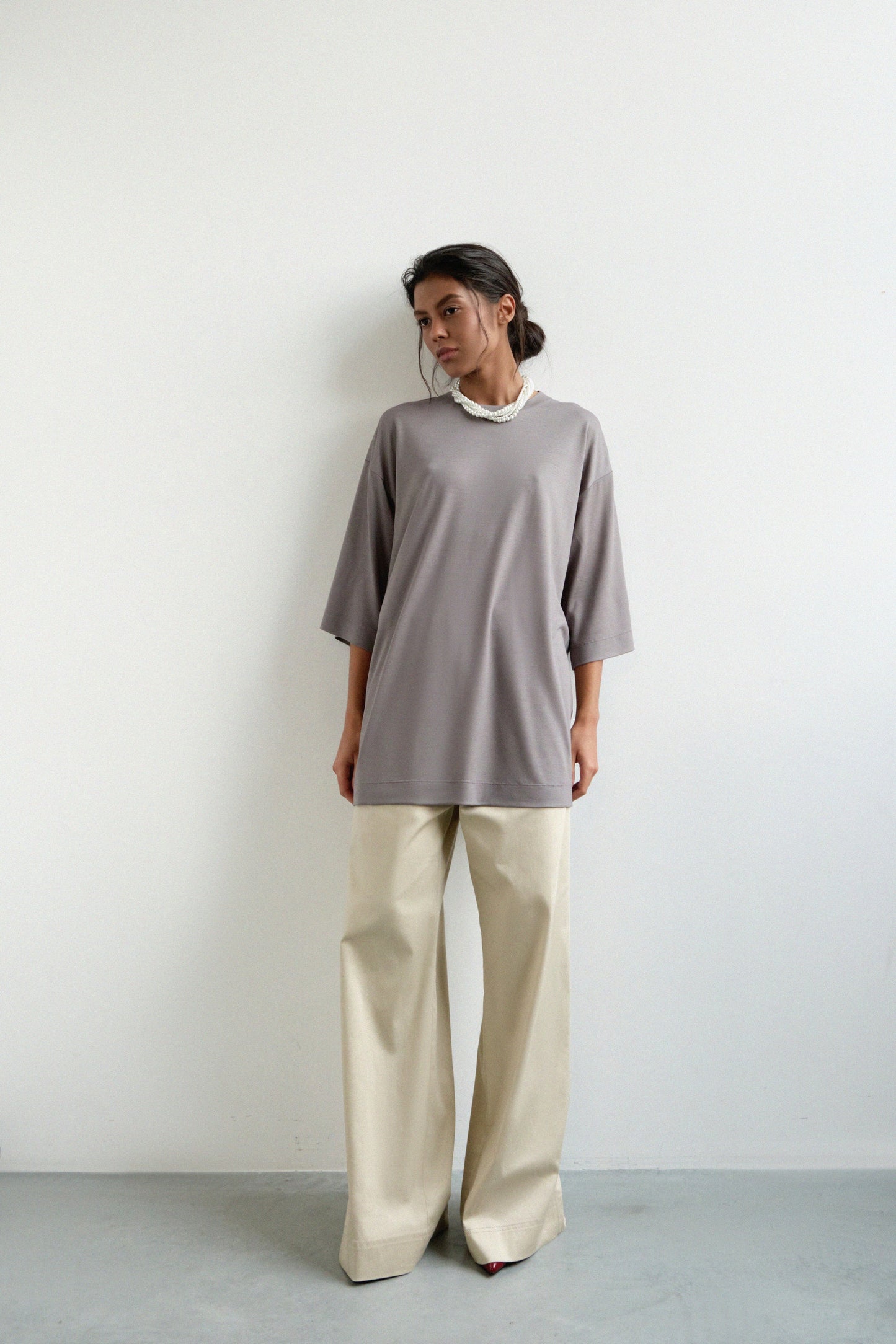 Nachhaltiges T-Shirt von IVA RYCH in grau, Slow Fashion, umweltfreundliche Mode