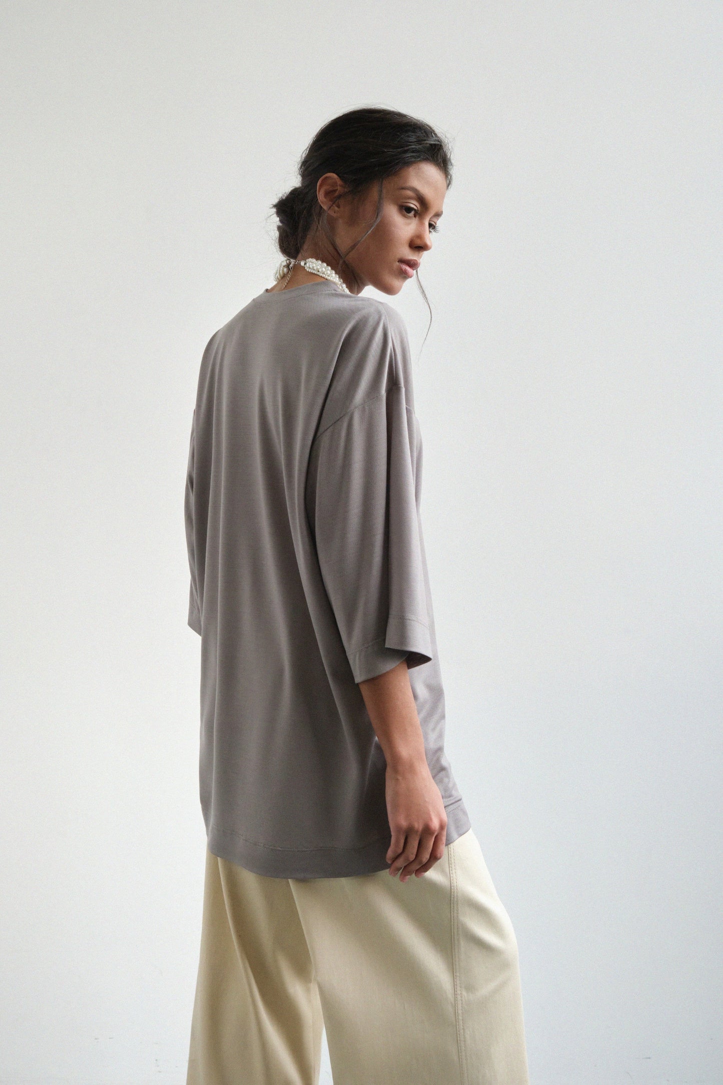 Graufarbenes nachhaltiges T-Shirt von IVA RYCH, Fair Fashion, ethische Mode