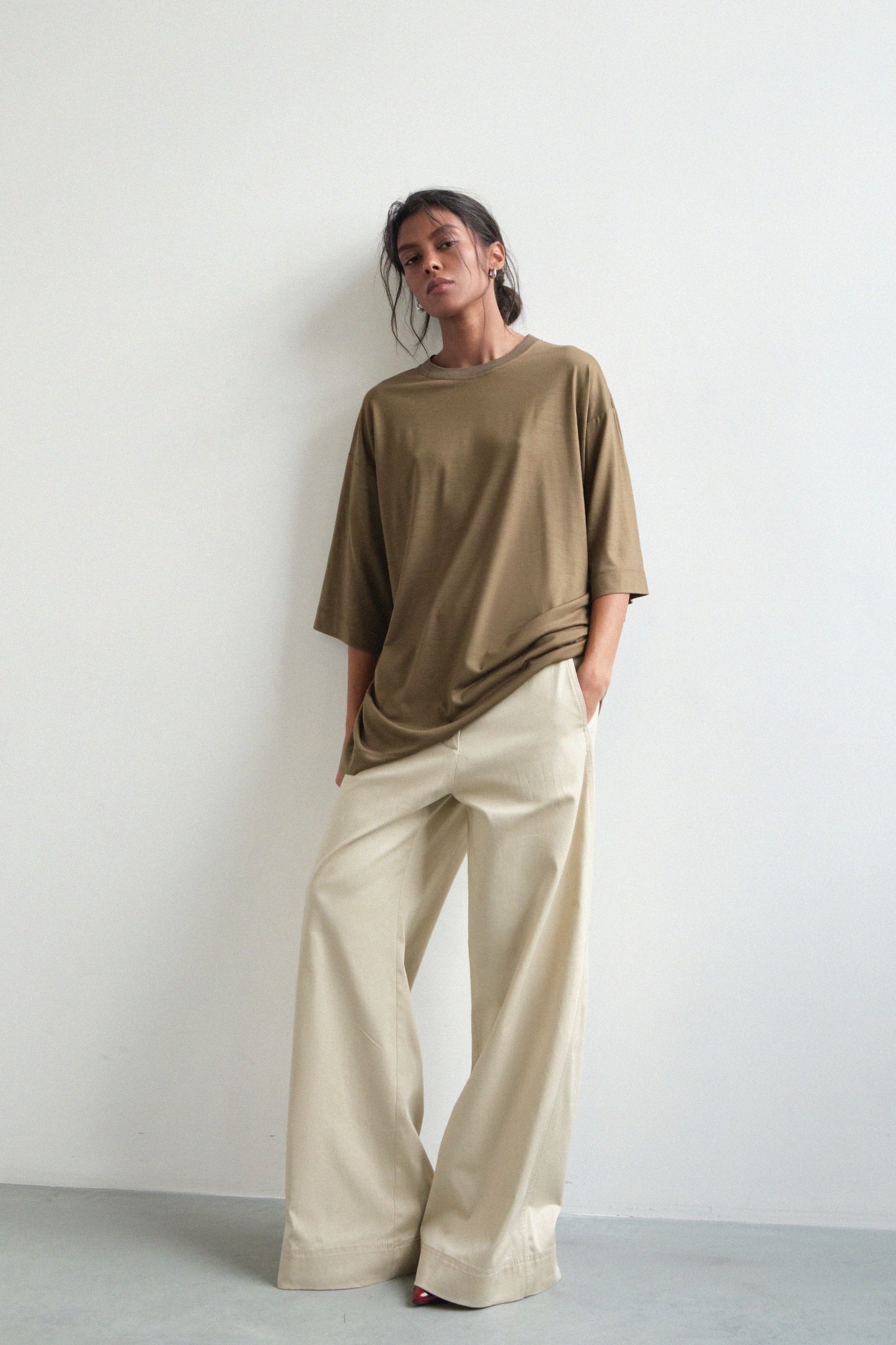 Nachhaltiges T-Shirt von IVA RYCH in oliv, Slow Fashion, umweltfreundliche Mode