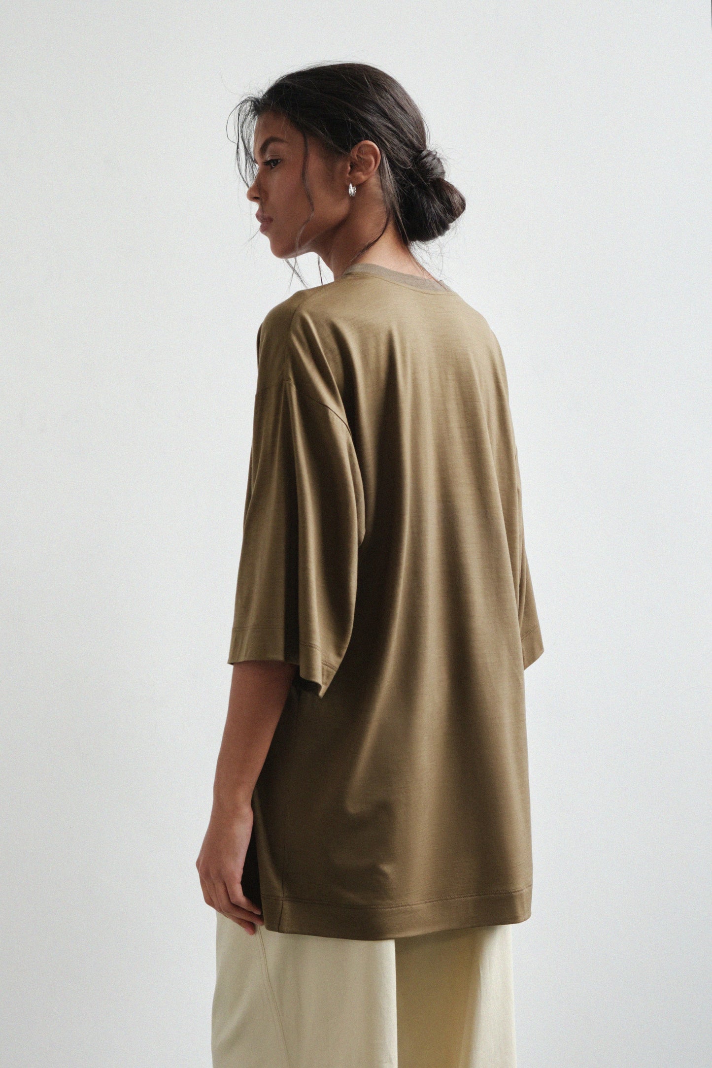Olivfarbenes nachhaltiges T-Shirt von IVA RYCH, Fair Fashion, ethische Mode