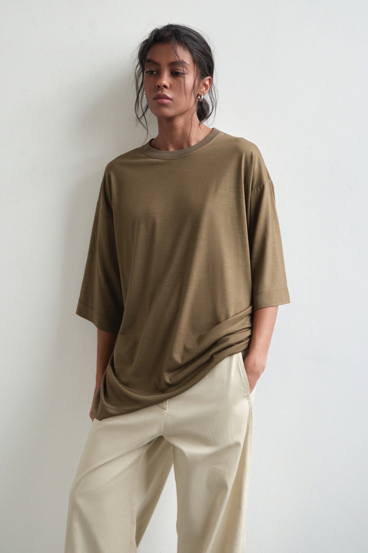 IVA RYCH nachhaltiges T-Shirt in oliv, Slow Fashion, hochwertige Mode