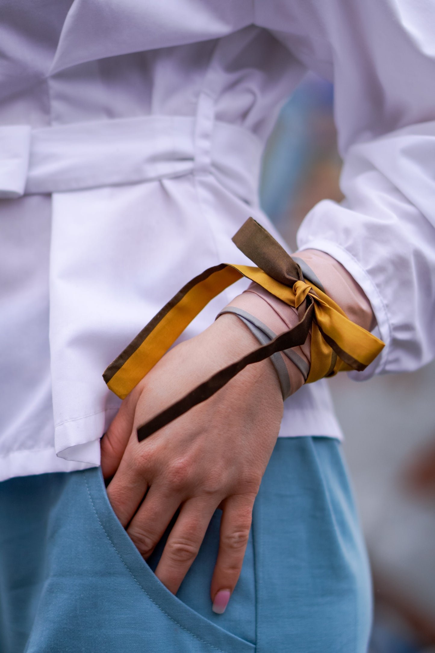 Limo Seidenband als nachhaltiges Accessoire, handgefertigt aus Upcycling-Materialien für Slow Fashion Enthusiasten.