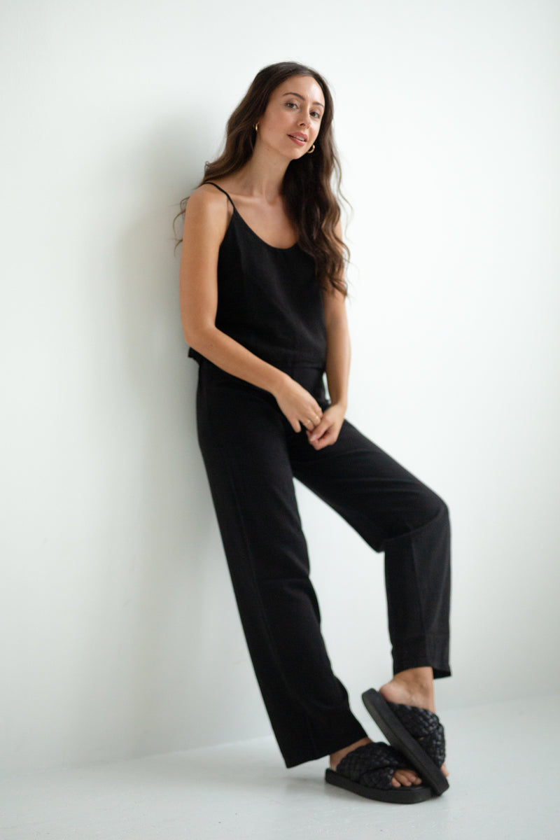 MARENIKA - Nachhaltige Marlenehose aus fließendem Tencel - Schwarz