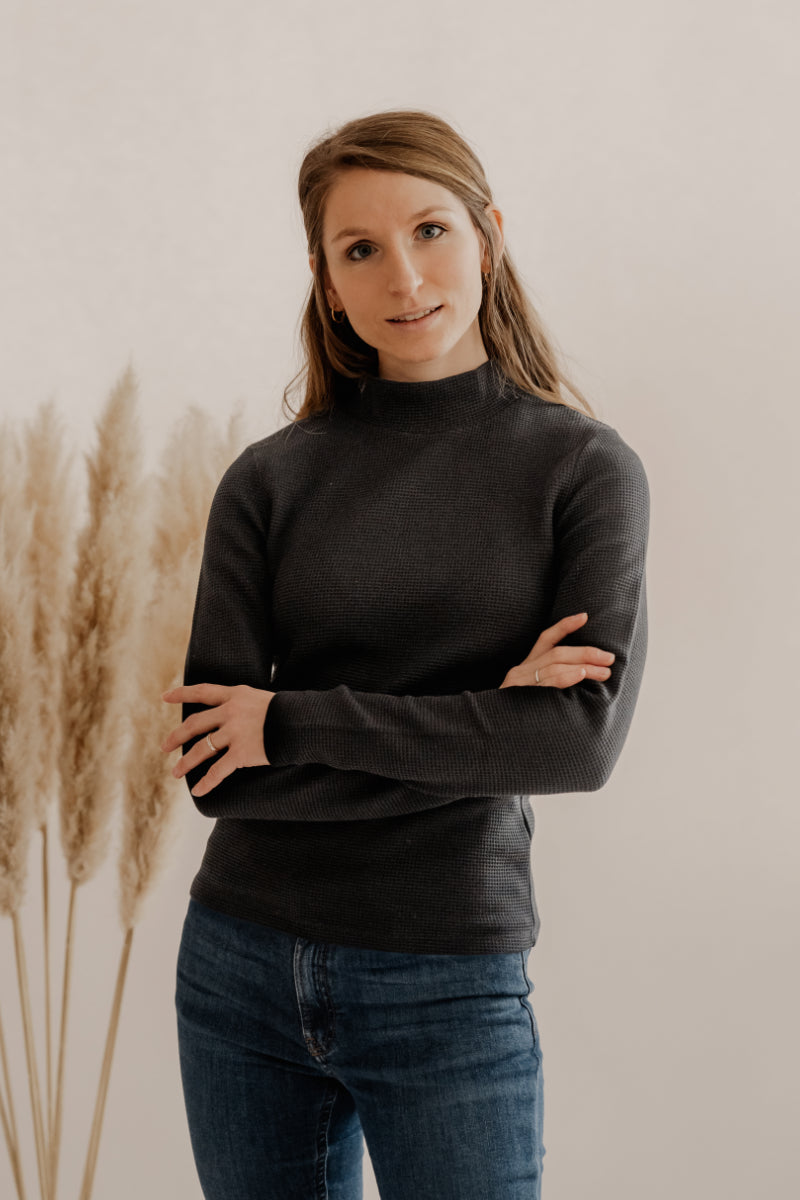 Stilvolles schwarzes nachhaltiges Langarmshirt von Marenika, Fair Fashion, umweltbewusste Mode