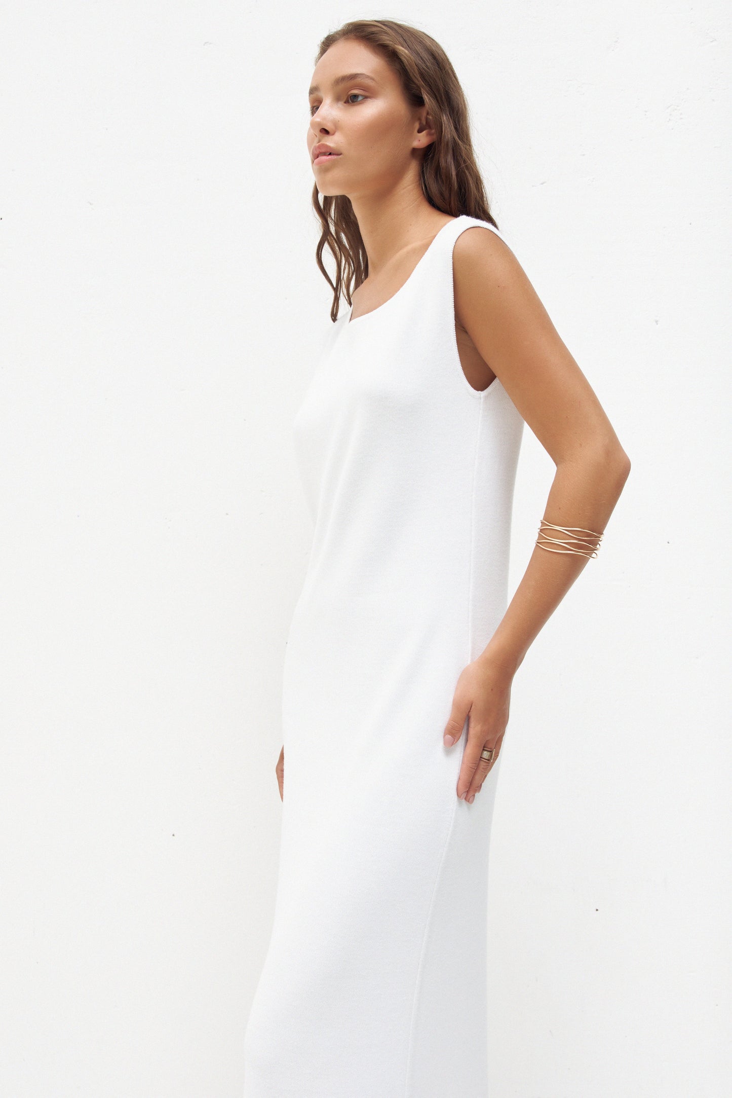 Ärmelloses, nachhaltiges Maxi-Kleid in Weiß von IVA RYCH, ideal für Slow Fashion Liebhaber.