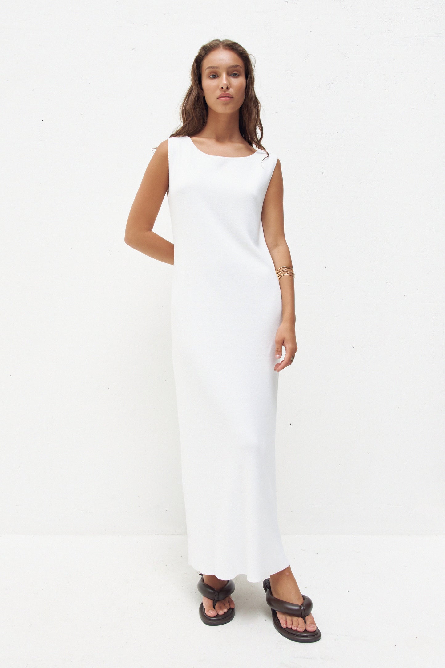 Stilvolles, nachhaltig produziertes ärmelloses Maxi-Kleid in Weiß von IVA RYCH für die nachhaltige Mode.