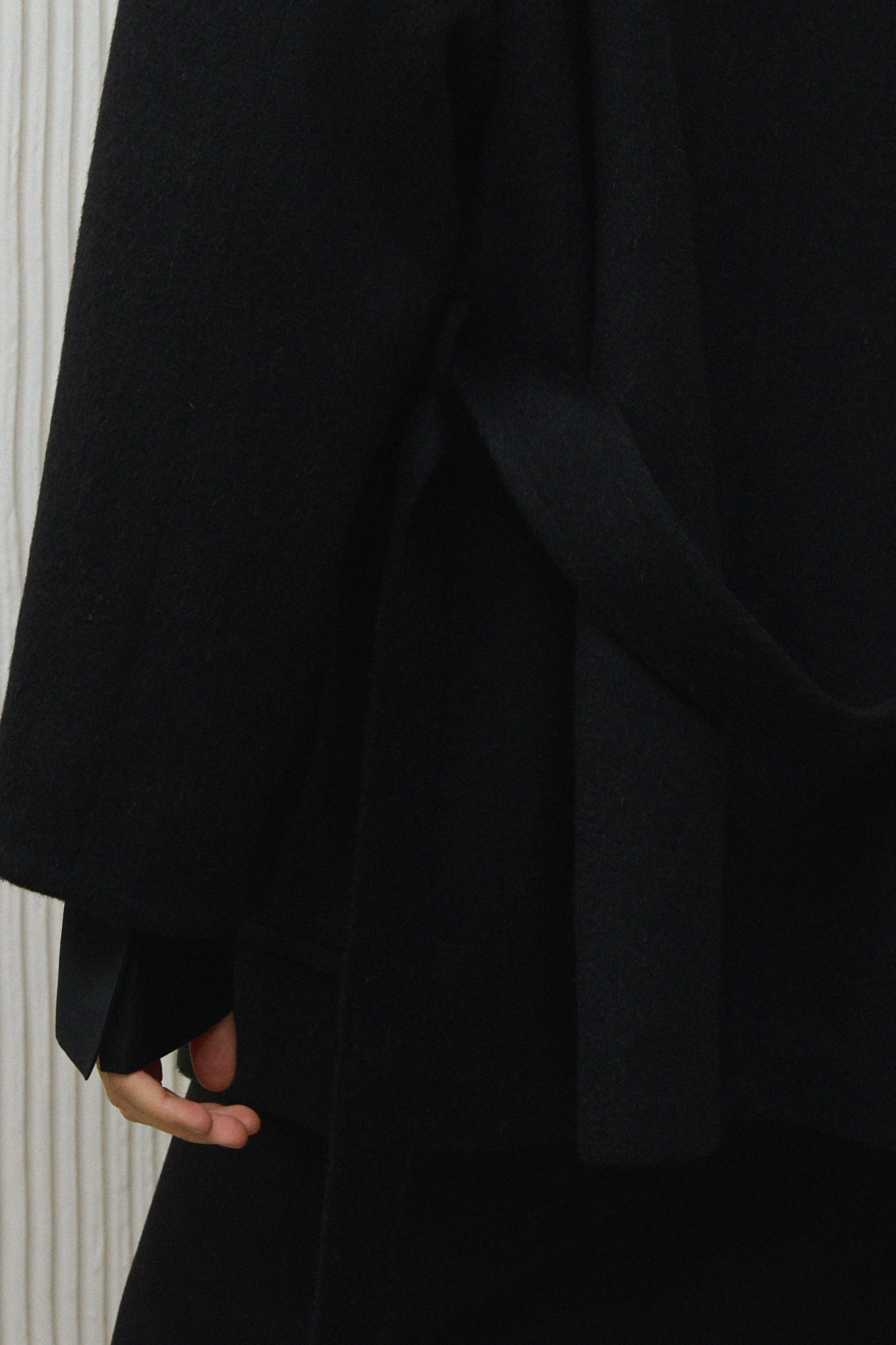 Kurzer Mantel aus Kaschmir in Schwarz von IVA RYCH, eine nachhaltige leichte Jacke für Slow Fashion Liebhaber.