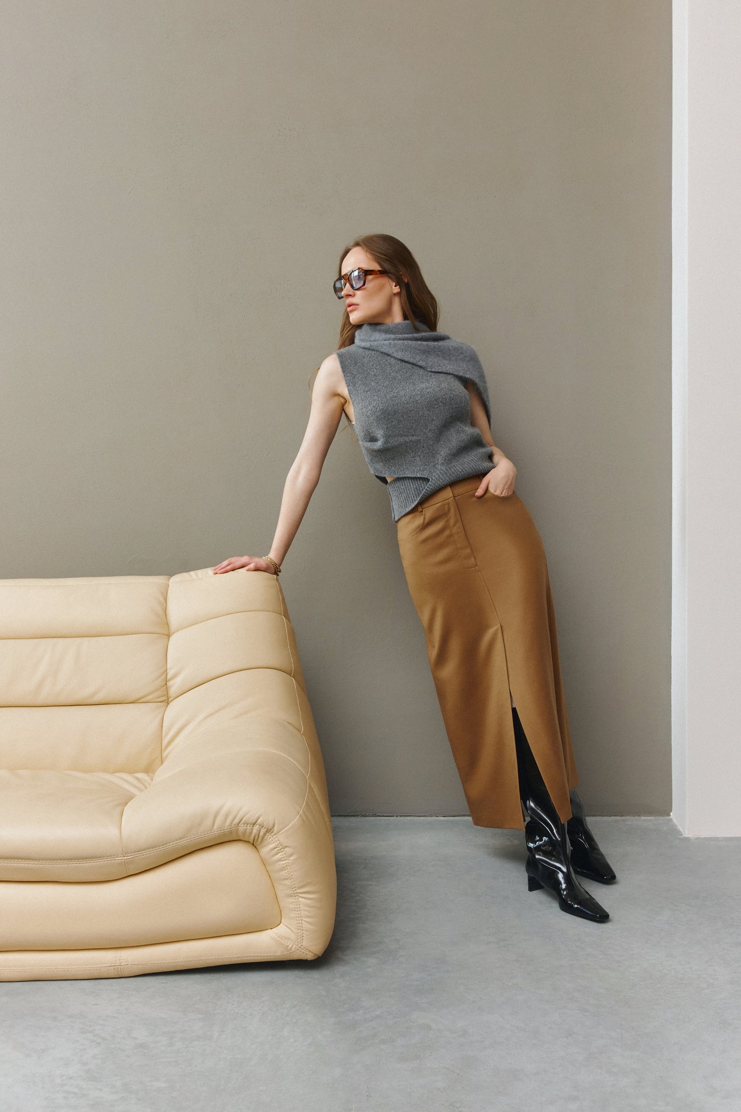 IVA RYCH: Hochwertiger und nachhaltiger Midirock mit Schlitz in Camel für Fair Fashion Liebhaber.