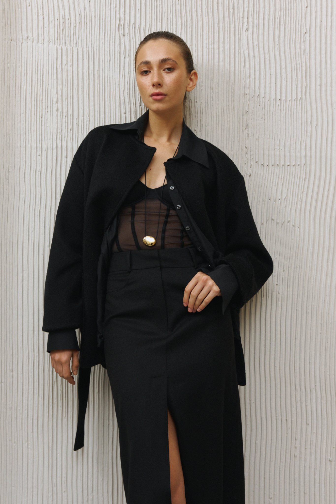 Midirock mit Schlitz in Schwarz von IVA RYCH, ein nachhaltiger Maxirock für Slow Fashion Liebhaber.