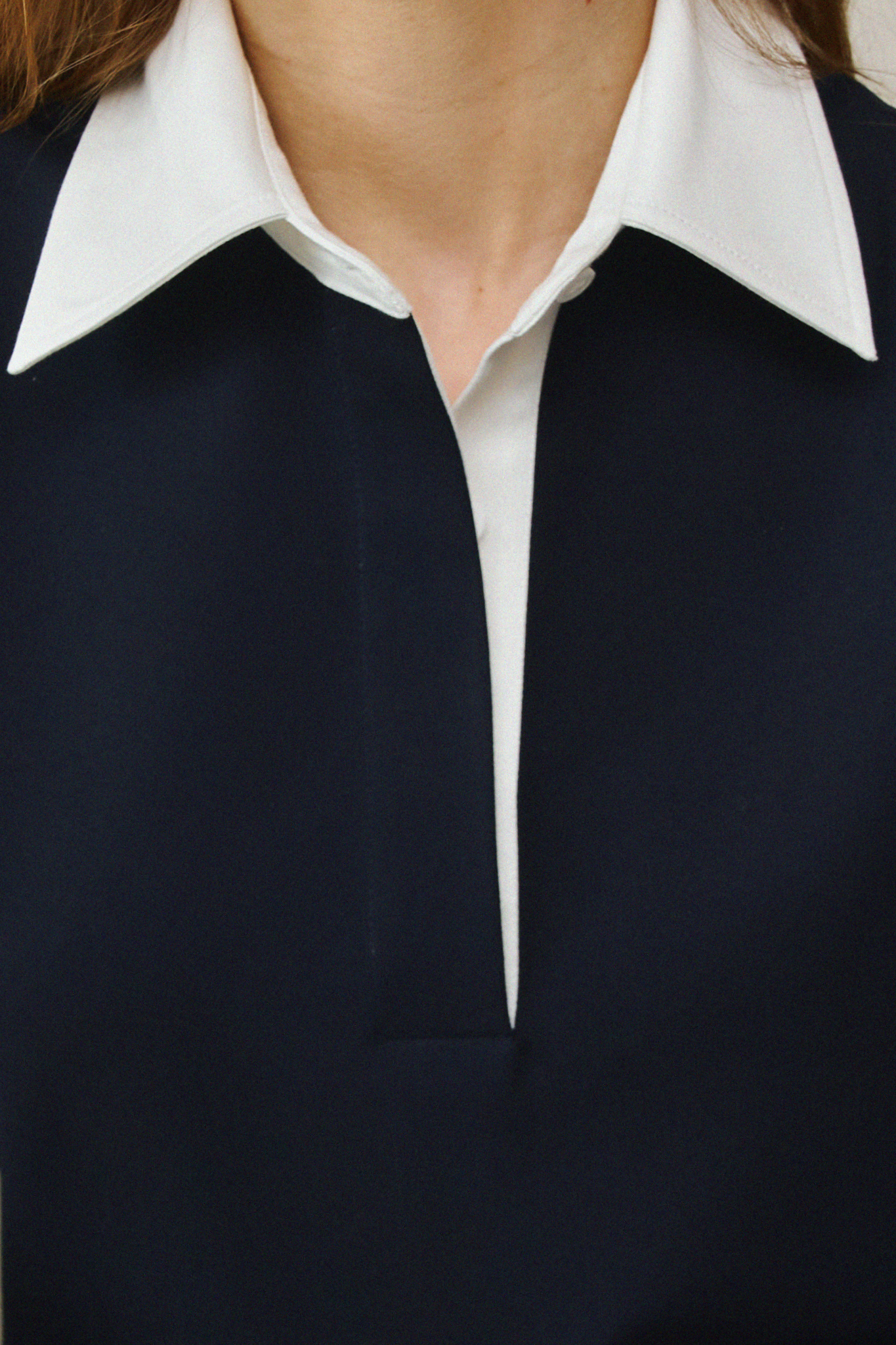 Mini-Polokleid mit Kragen in Dunkelblau von IVA RYCH, ein nachhaltiges Freizeitkleid für Slow Fashion.