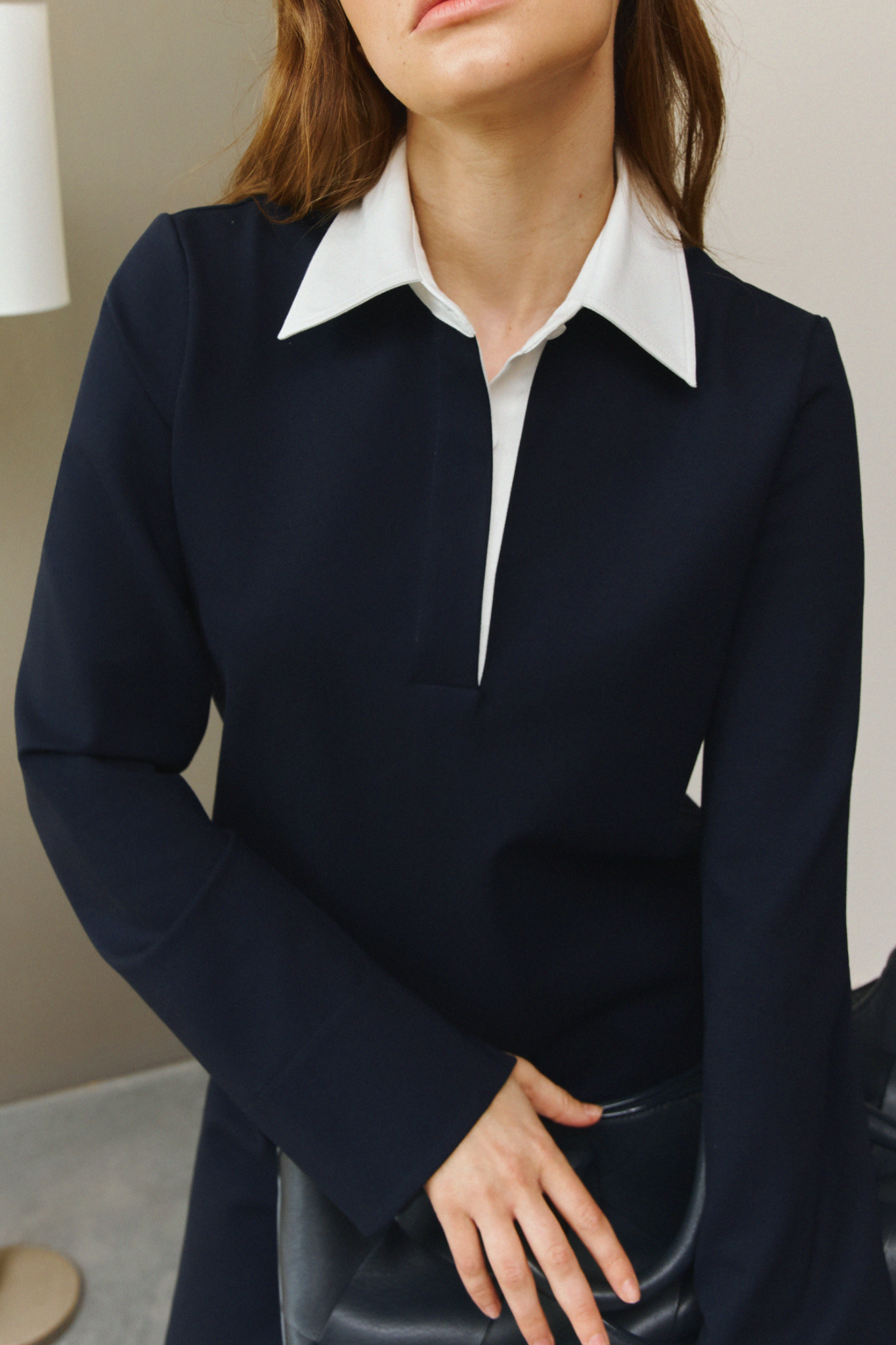 Stilvolles, nachhaltig produziertes Mini-Polokleid mit Kragen in Dunkelblau von IVA RYCH für die nachhaltige Mode.