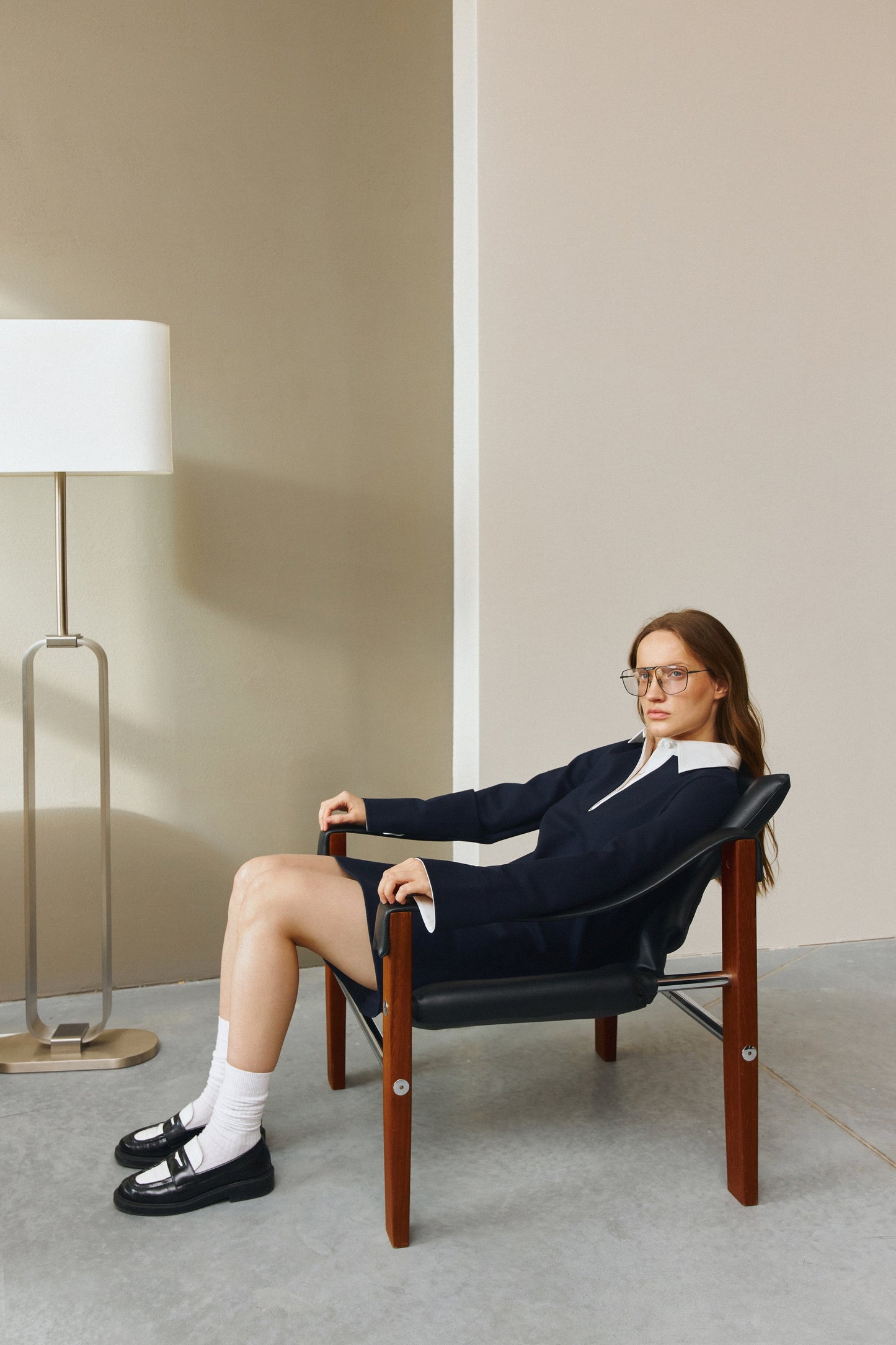 Hochwertiges, nachhaltig produziertes Mini-Polokleid mit Kragen in Dunkelblau von IVA RYCH für Slow Fashion Liebhaber.