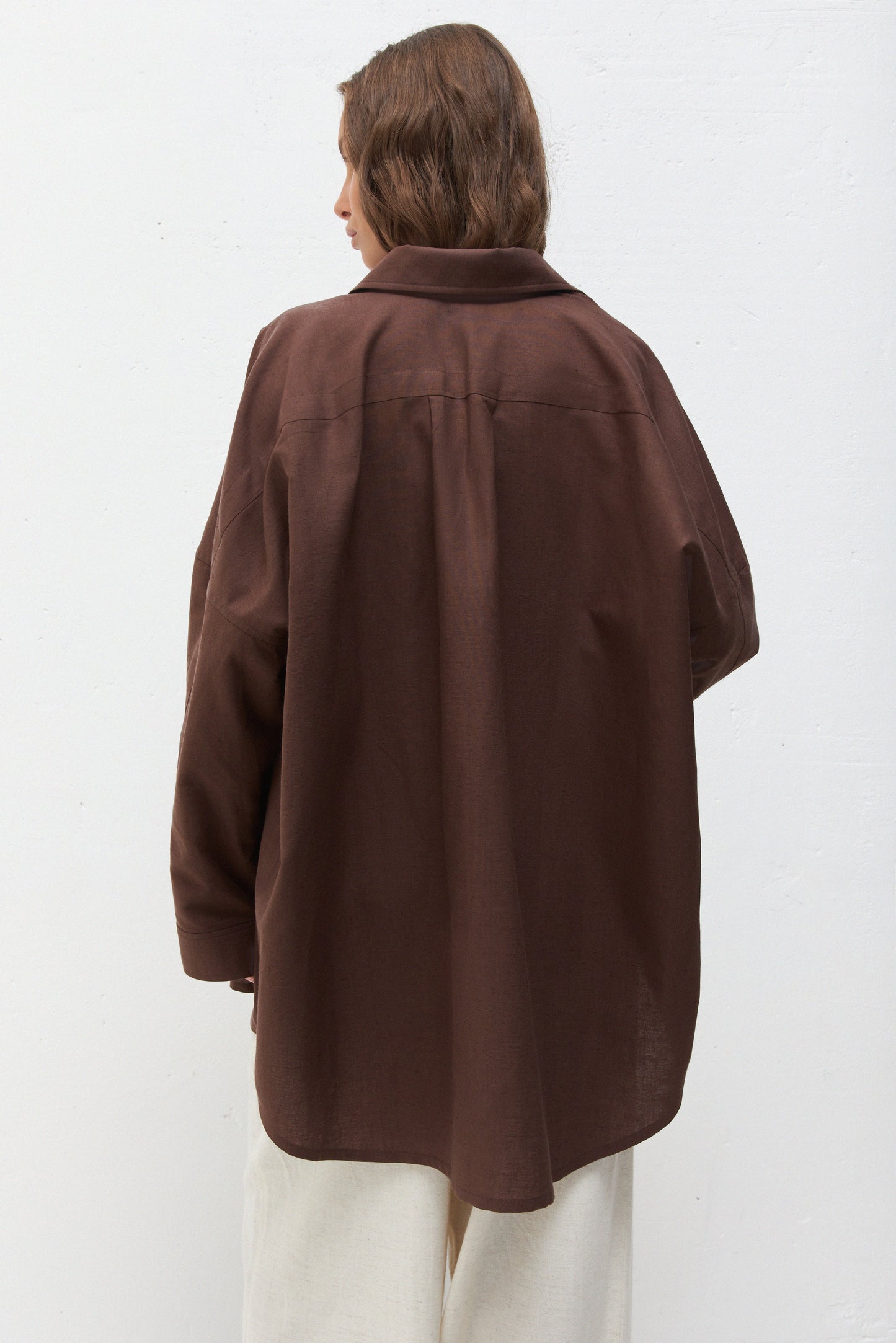 Oversize Hemd in Cafe von IVA RYCH, eine nachhaltige Bluse für Slow Fashion Liebhaber.