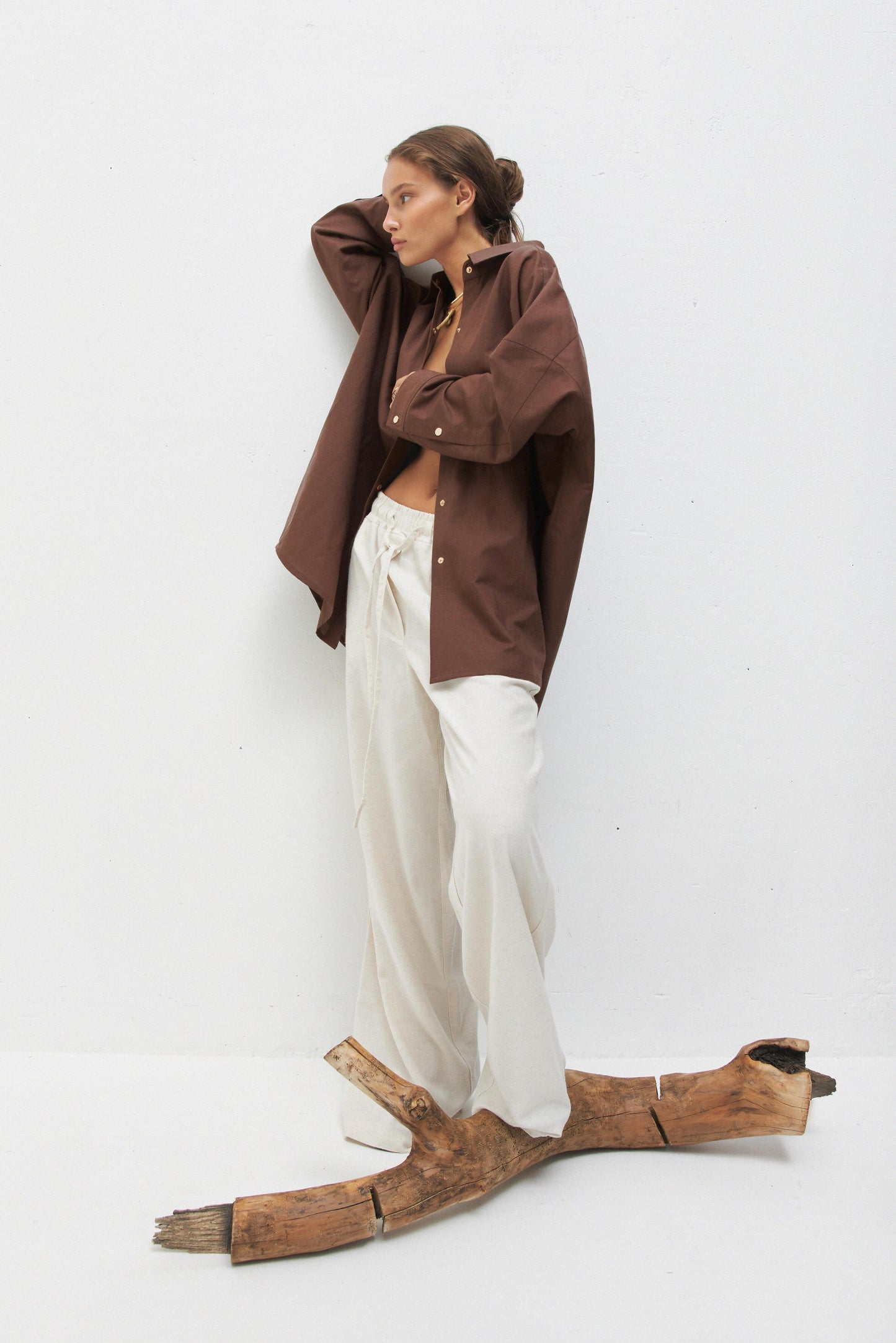 Nachhaltige Oversize Bluse in Cafe von IVA RYCH, ideal für Slow Fashion Enthusiasten.