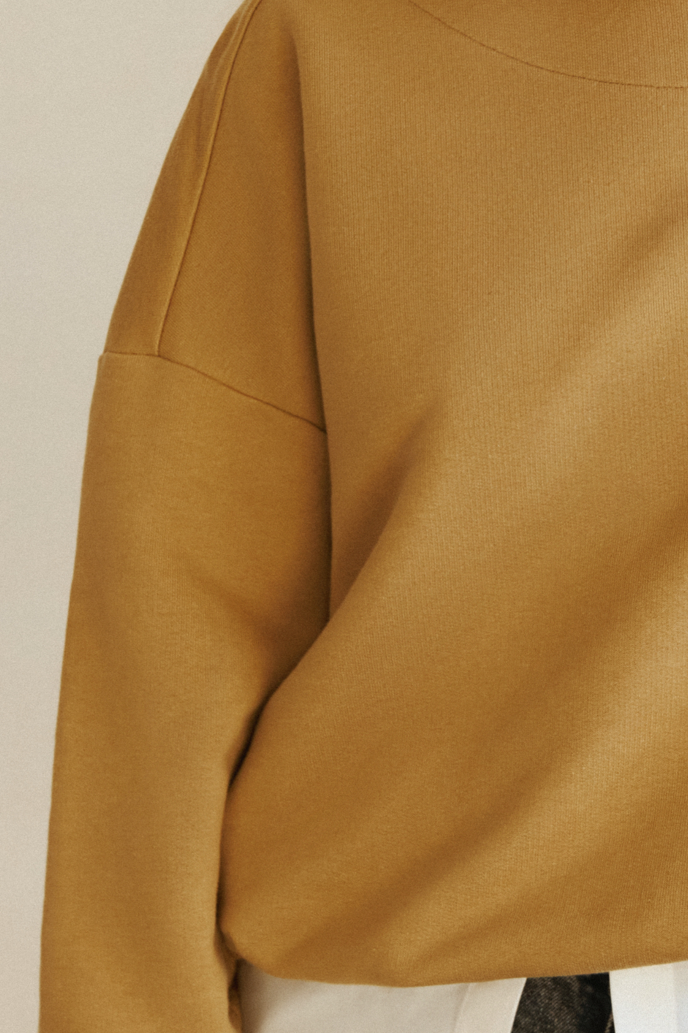 Oversize Sweatshirt in Camel von IVA RYCH, ein nachhaltiges Sweatshirt für Slow Fashion Liebhaber.