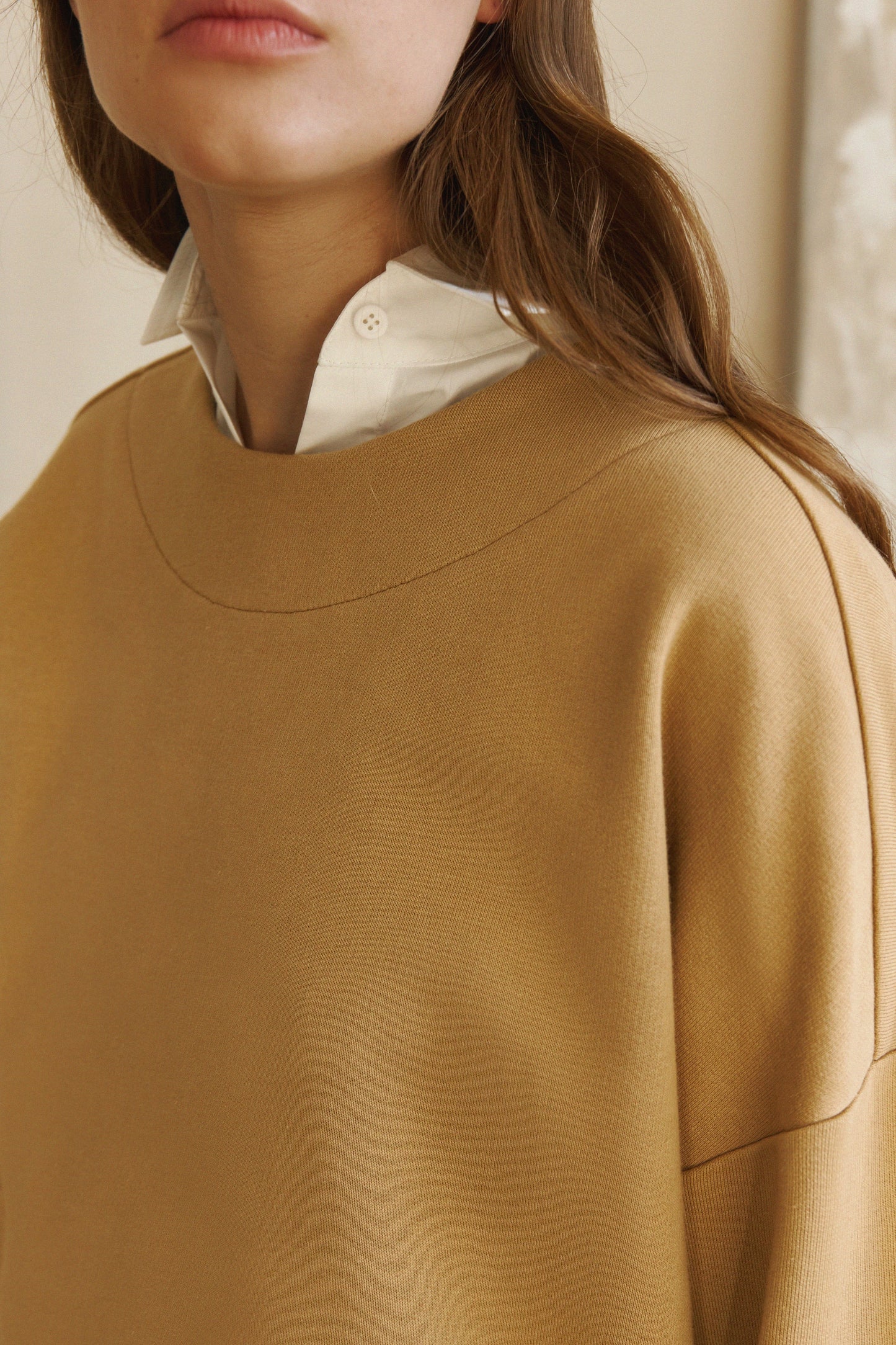 IVA RYCH: Hochwertiges und nachhaltiges Oversize Sweatshirt in Camel für Fair Fashion Fans.