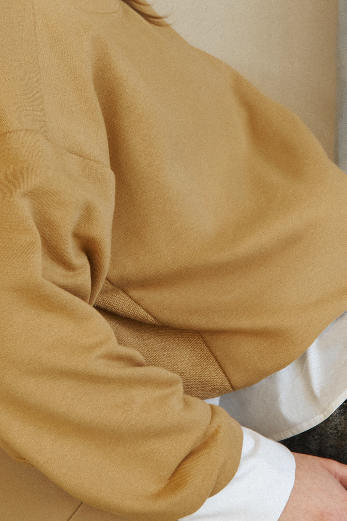 Stilvolles, nachhaltig produziertes Oversize Sweatshirt in Camel von IVA RYCH für die nachhaltige Mode.