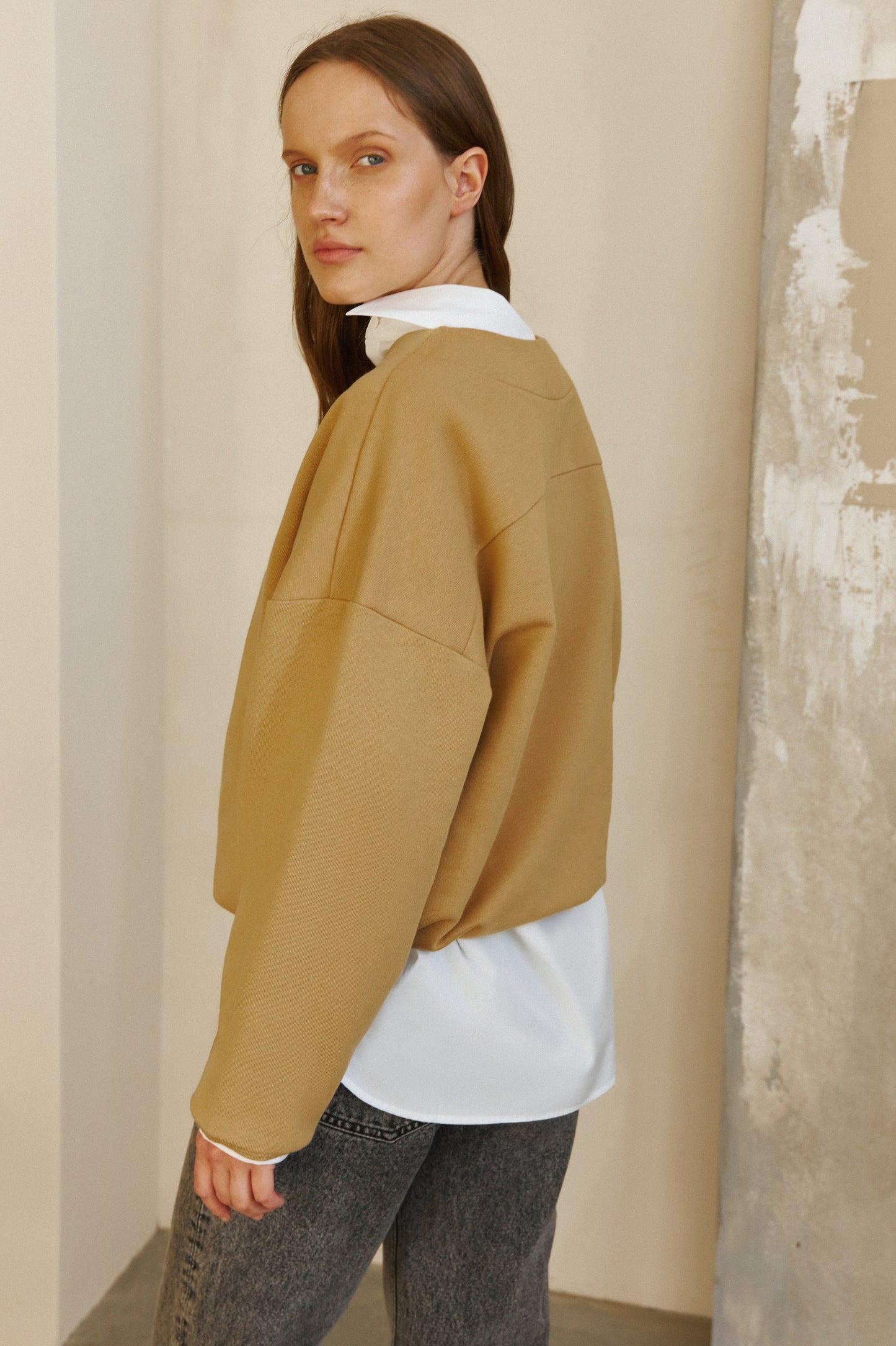 Nachhaltig produziertes Oversize Sweatshirt in Camel von IVA RYCH, ideal für Slow Fashion Enthusiasten.