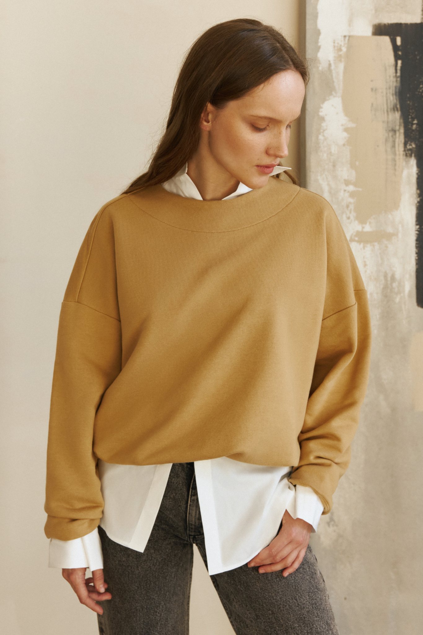Hochwertiges, nachhaltig produziertes Oversize Sweatshirt in Camel von IVA RYCH für Slow Fashion Fans.