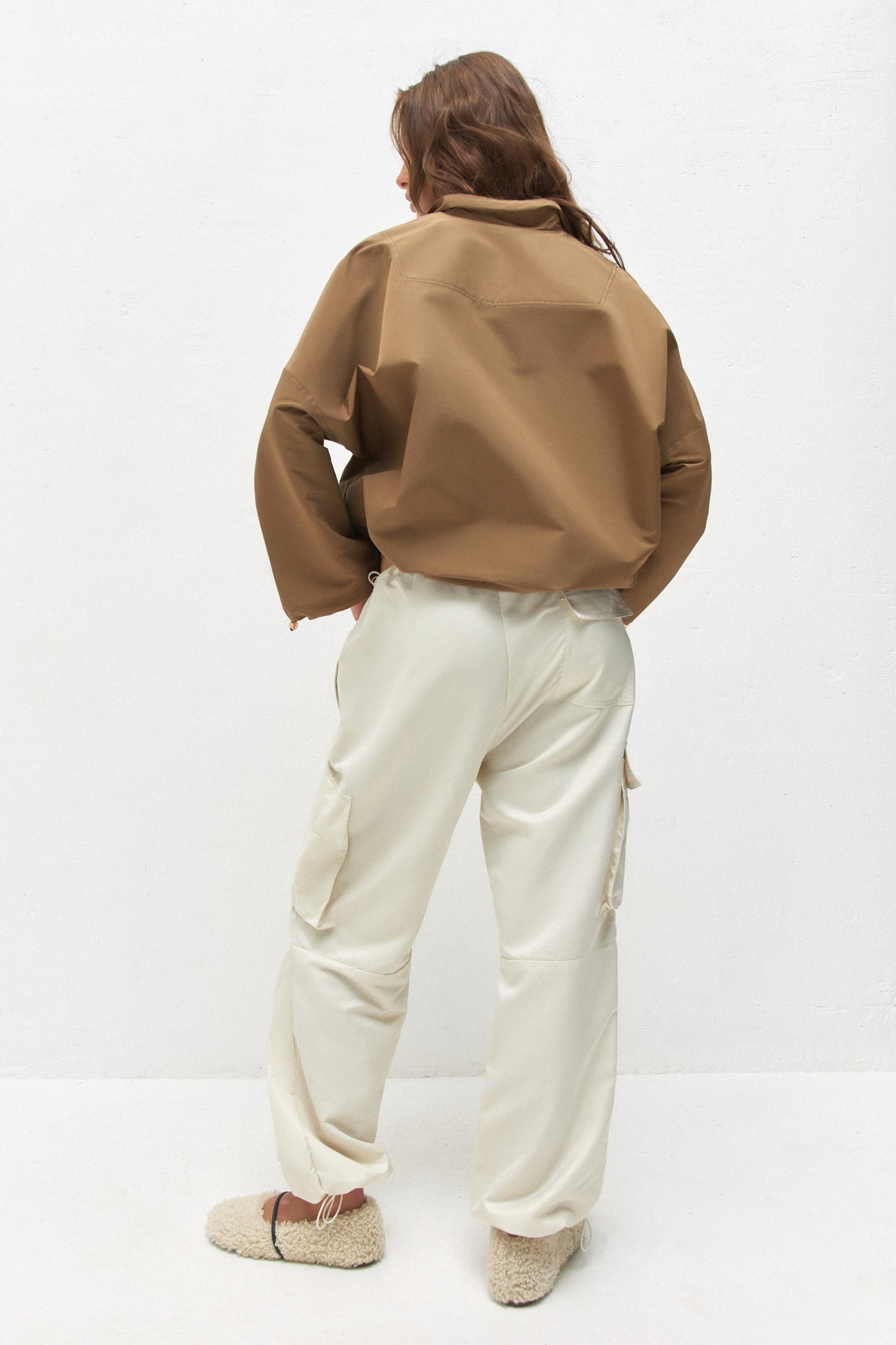 Stilvolles, nachhaltig produziertes Oversize Sweatshirt in Camel von IVA RYCH für die nachhaltige Mode.