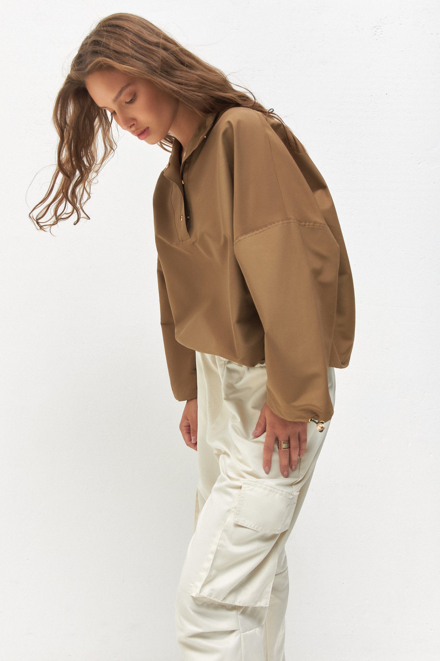 Hochwertiges, nachhaltig produziertes Oversize Sweatshirt in Camel von IVA RYCH für Slow Fashion Enthusiasten.