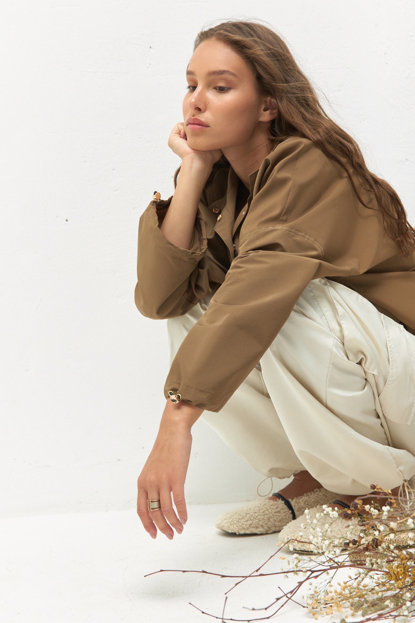 Oversize Hemd in Cafe von IVA RYCH, eine nachhaltige Bluse für Slow Fashion Liebhaber.