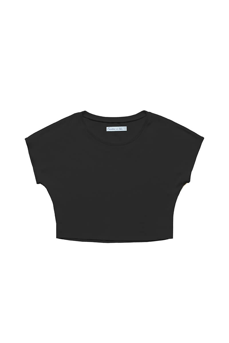L'amour est bleu: Komfortables und nachhaltiges Cropped T-Shirt Modell Emma.