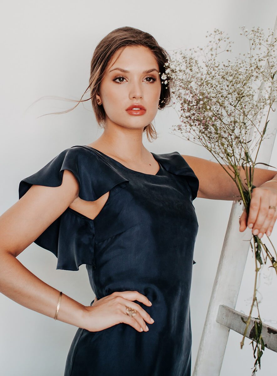 L'amour est bleu: Komfortables und nachhaltiges, kurzes Kleid mit tiefem Rückenausschnitt in Mitternachtsblau und Gelb.