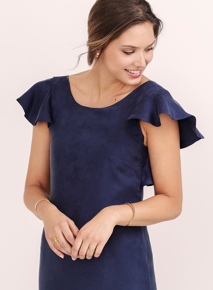 Umweltfreundliches, kurzes Kleid mit tiefem Rückenausschnitt in Mitternachtsblau und Gelb von l'amour est bleu im Trend.