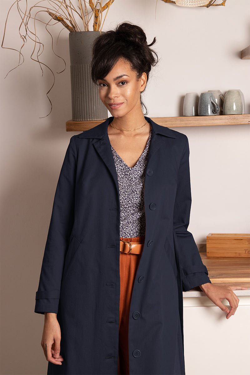 Nachhaltiger, langer Trenchcoat in Rost von l'amour est bleu für stilbewusste Modefans.