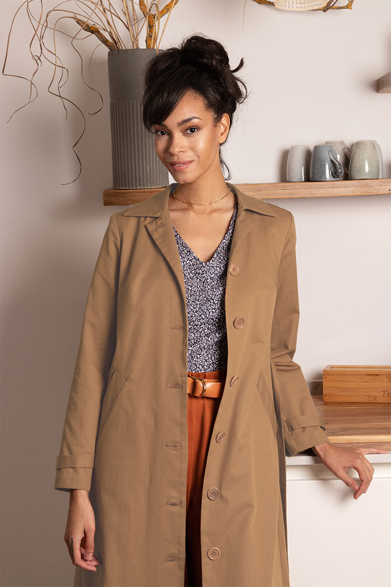 L'amour est bleu: Komfortabler und nachhaltiger, langer Trenchcoat in Rost.