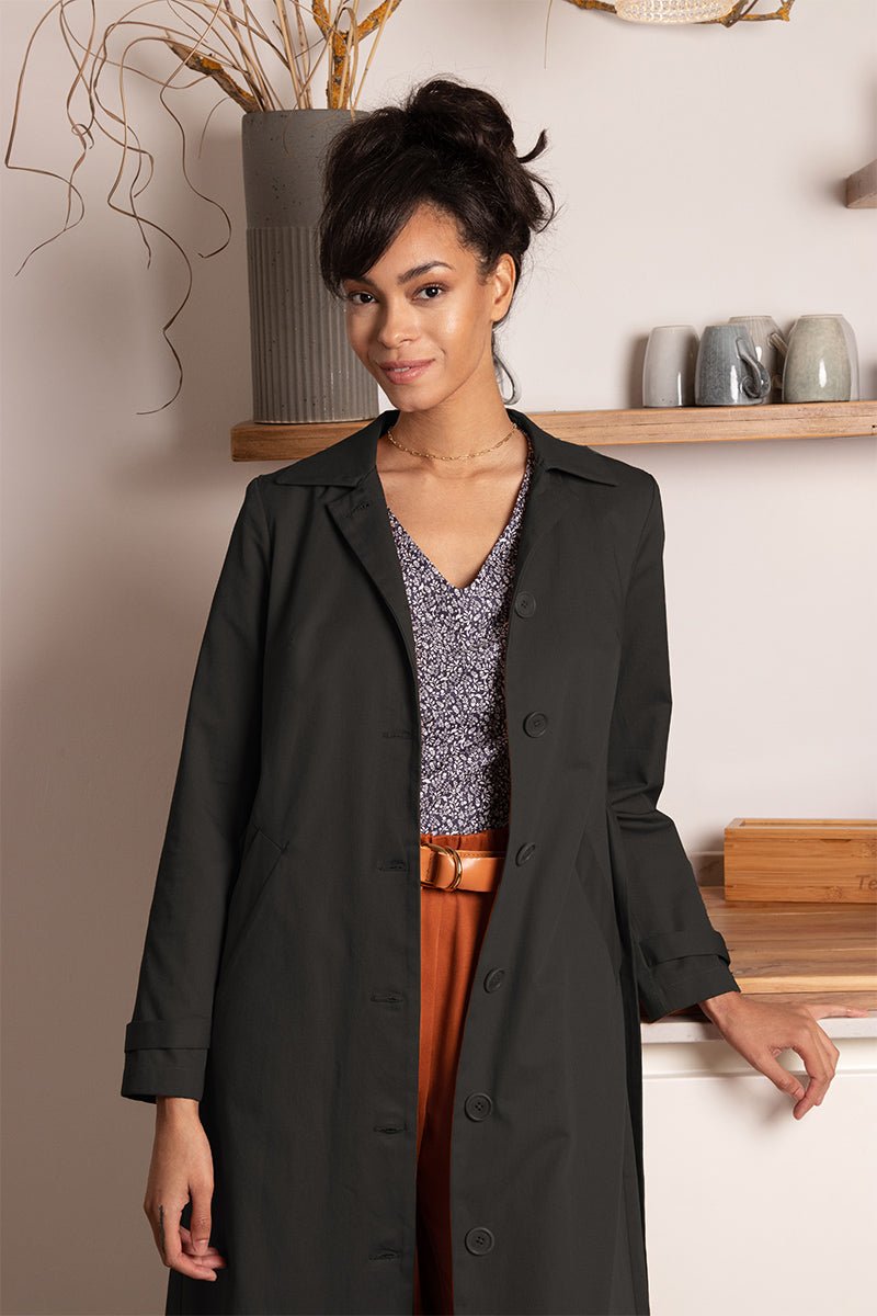 Fair Fashion Highlight: Langer Trenchcoat in Rost von l'amour est bleu für umweltbewusste Käufer.