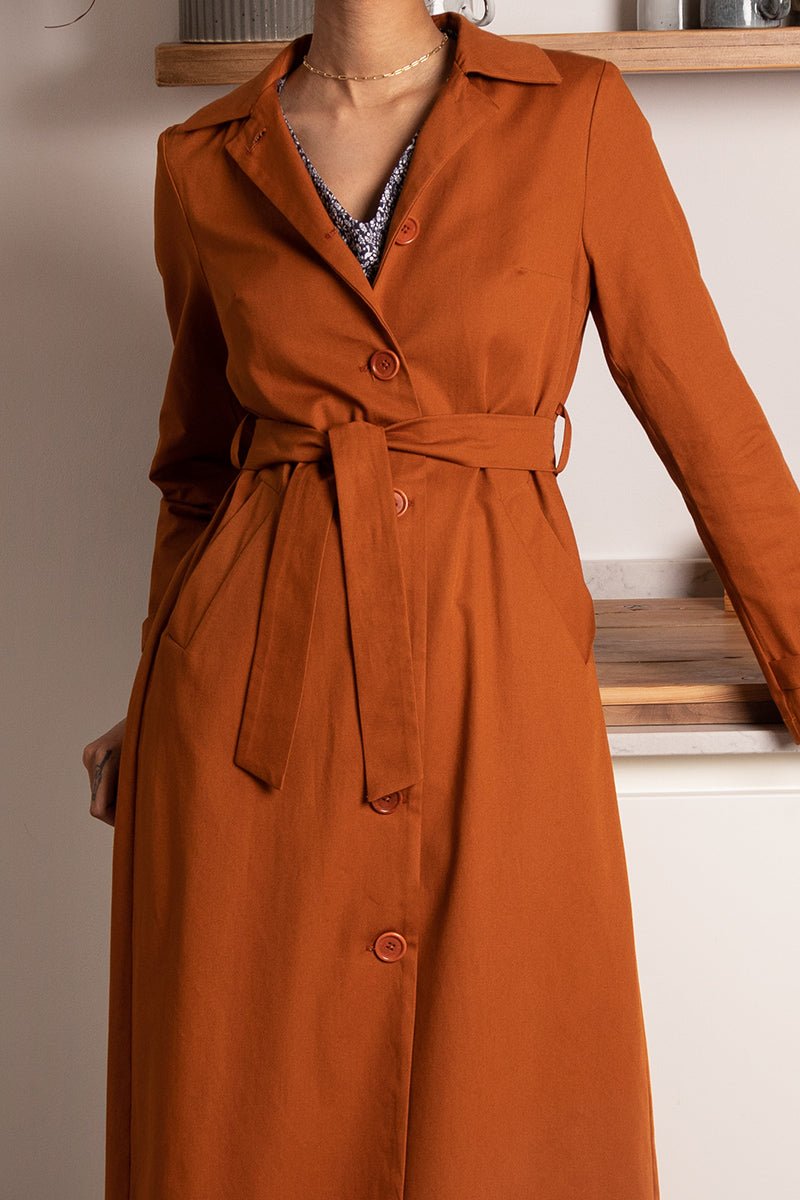 L'amour est bleu präsentiert den langen Trenchcoat in Rost für Slow Fashion Liebhaber.