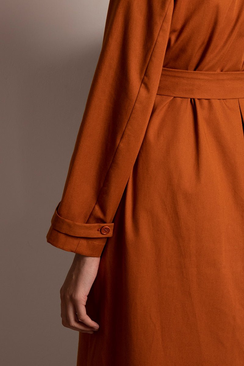 Umweltfreundlicher, langer Trenchcoat in Rost von l'amour est bleu im Trend.