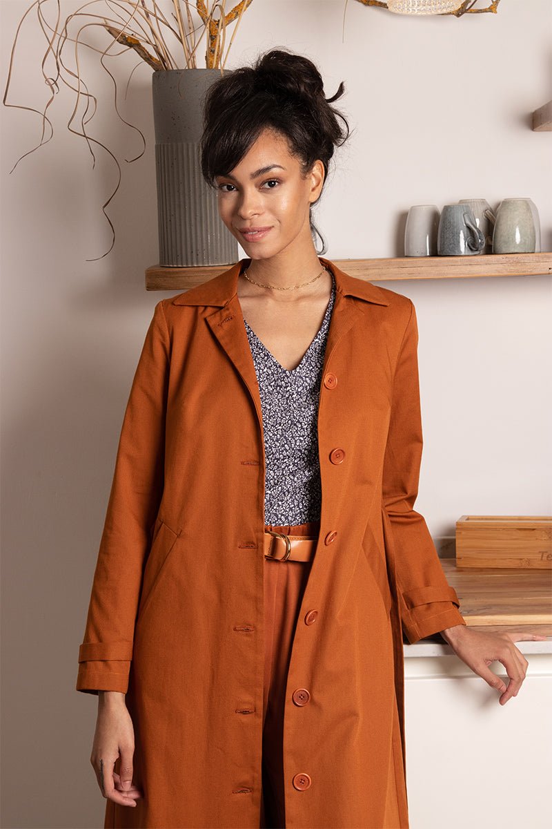 Nachhaltiger, langer Trenchcoat in Rost von l'amour est bleu für stilbewusste Träger.