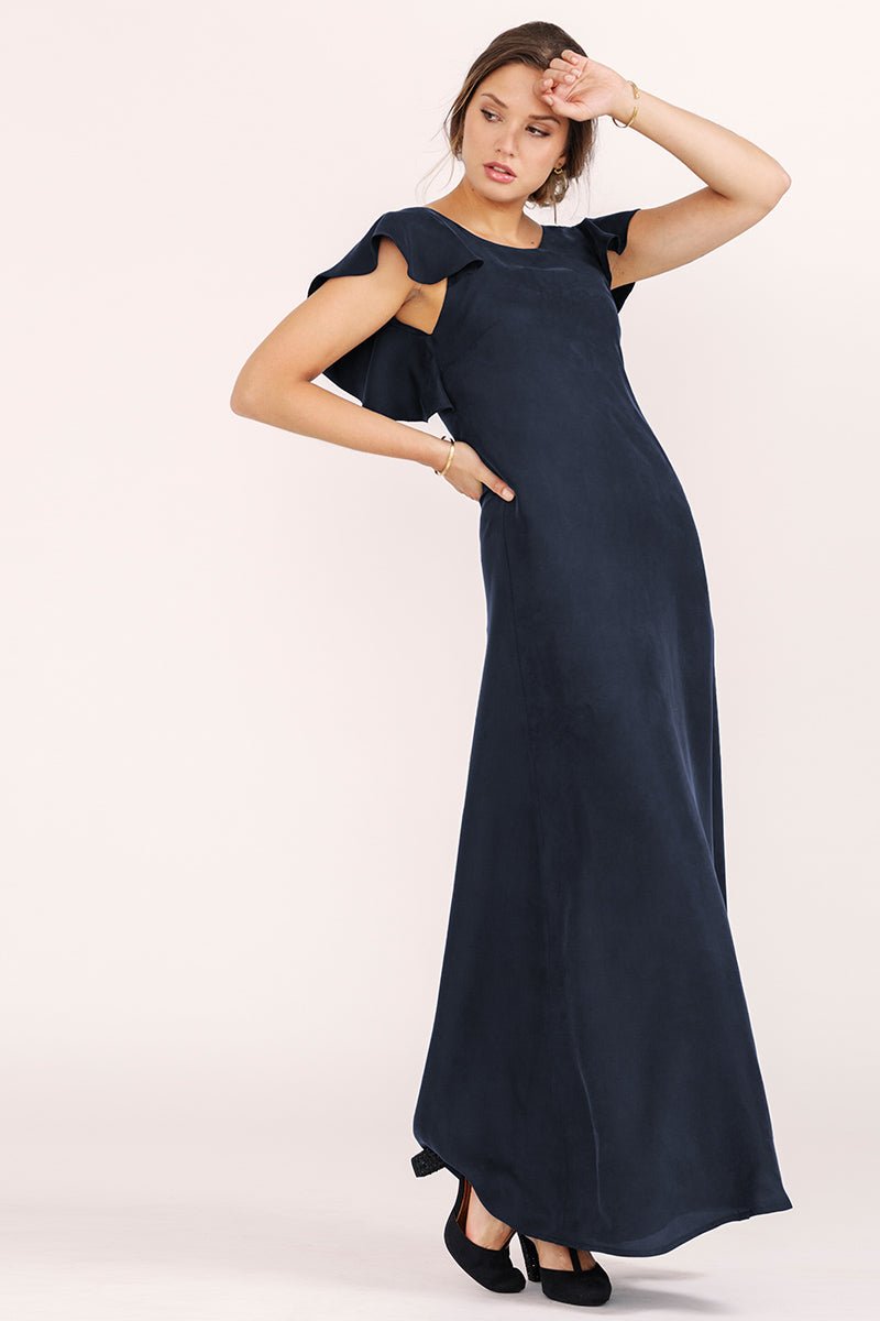 L'amour est bleu: Komfortables und nachhaltiges, kurzes Kleid mit tiefem Rückenausschnitt in Mitternachtsblau und Gelb.