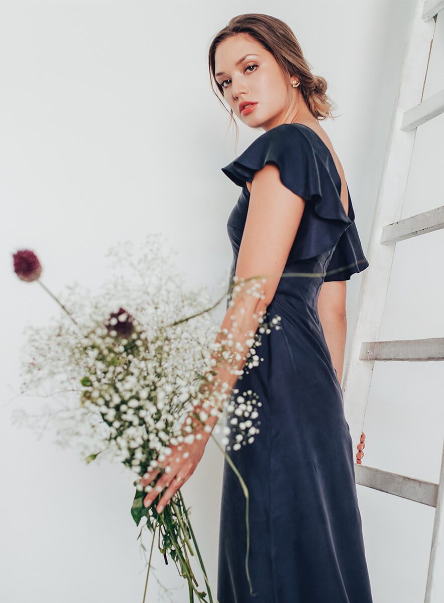 Fair Fashion Highlight: Langes Abendkleid mit tiefem Rückenausschnitt in Mitternachtsblau von l'amour est bleu.