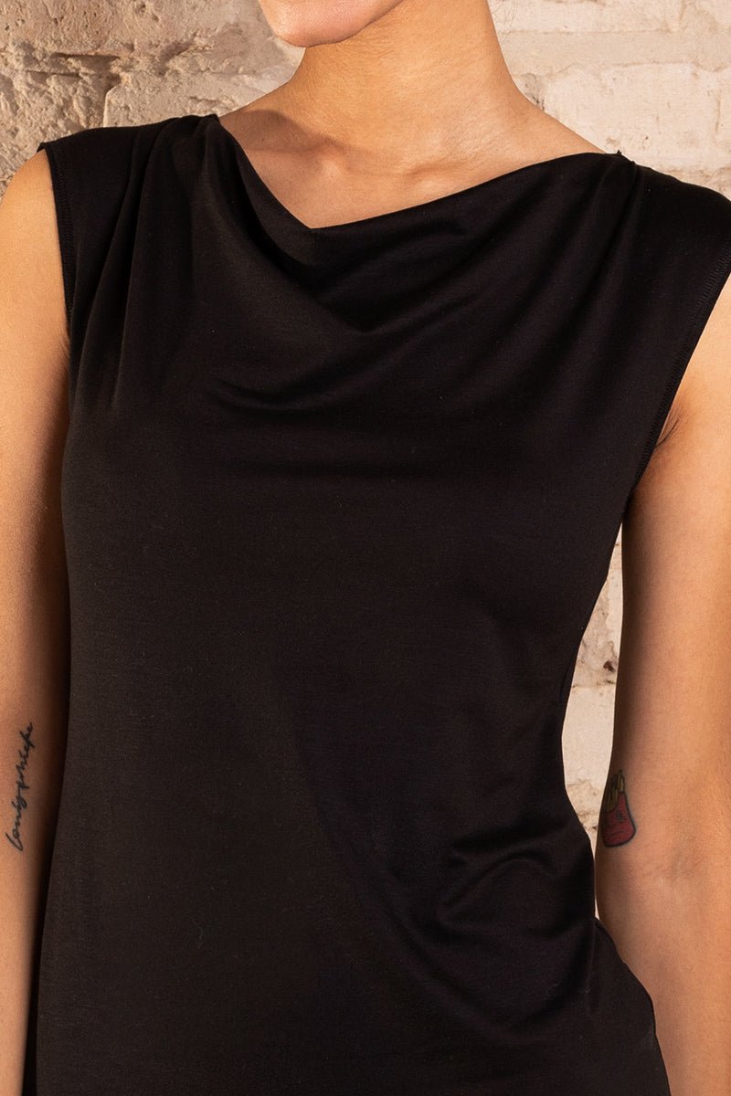 L'amour est bleu: Komfortables und nachhaltiges Minikleid mit Wasserfall-Kragen in Schwarz.