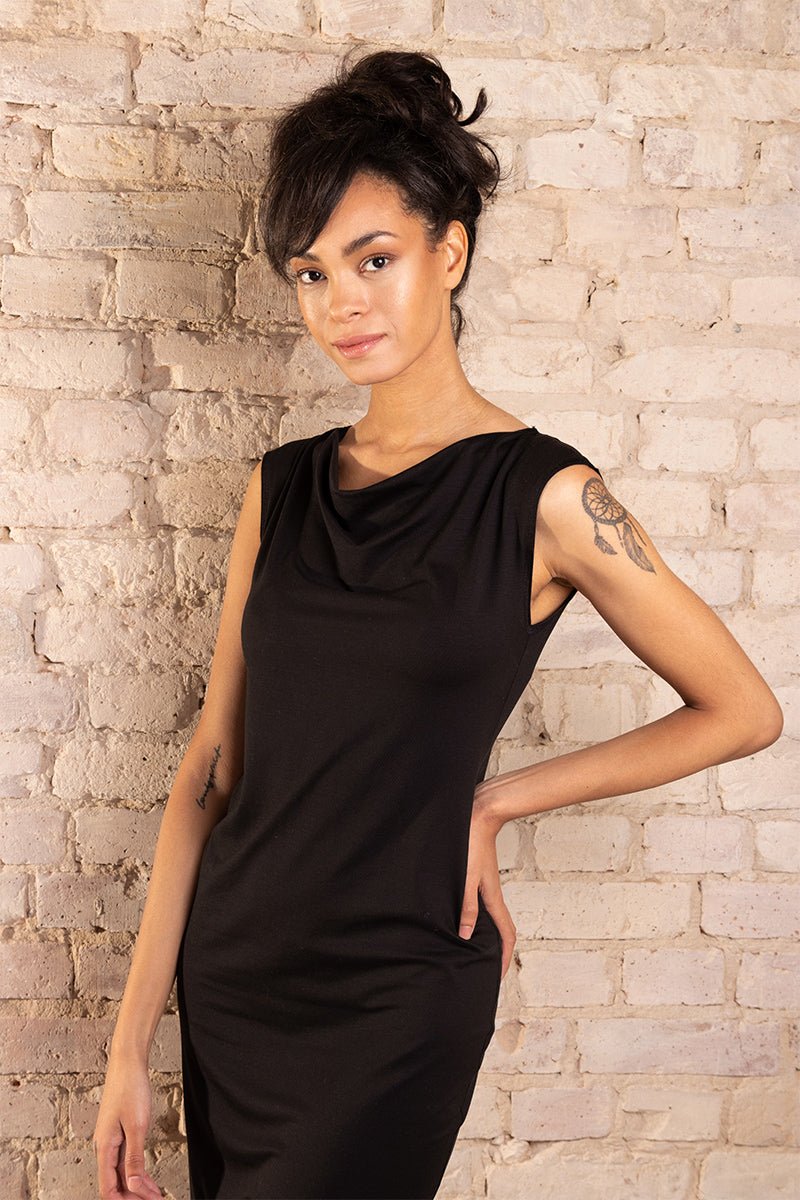 Umweltfreundliches Minikleid mit Wasserfall-Kragen in Schwarz von l'amour est bleu im Trend.
