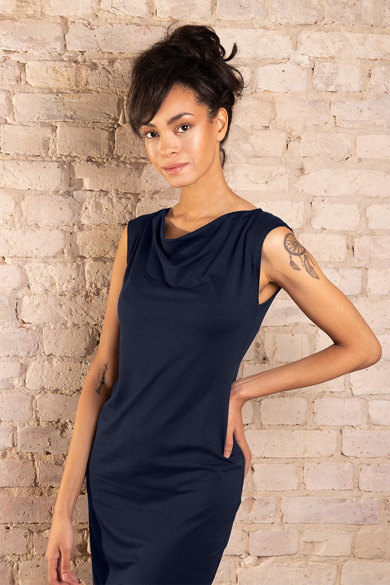 L'amour est bleu bietet das Minikleid mit Wasserfall-Kragen in Schwarz für bewusste Modekunden an.