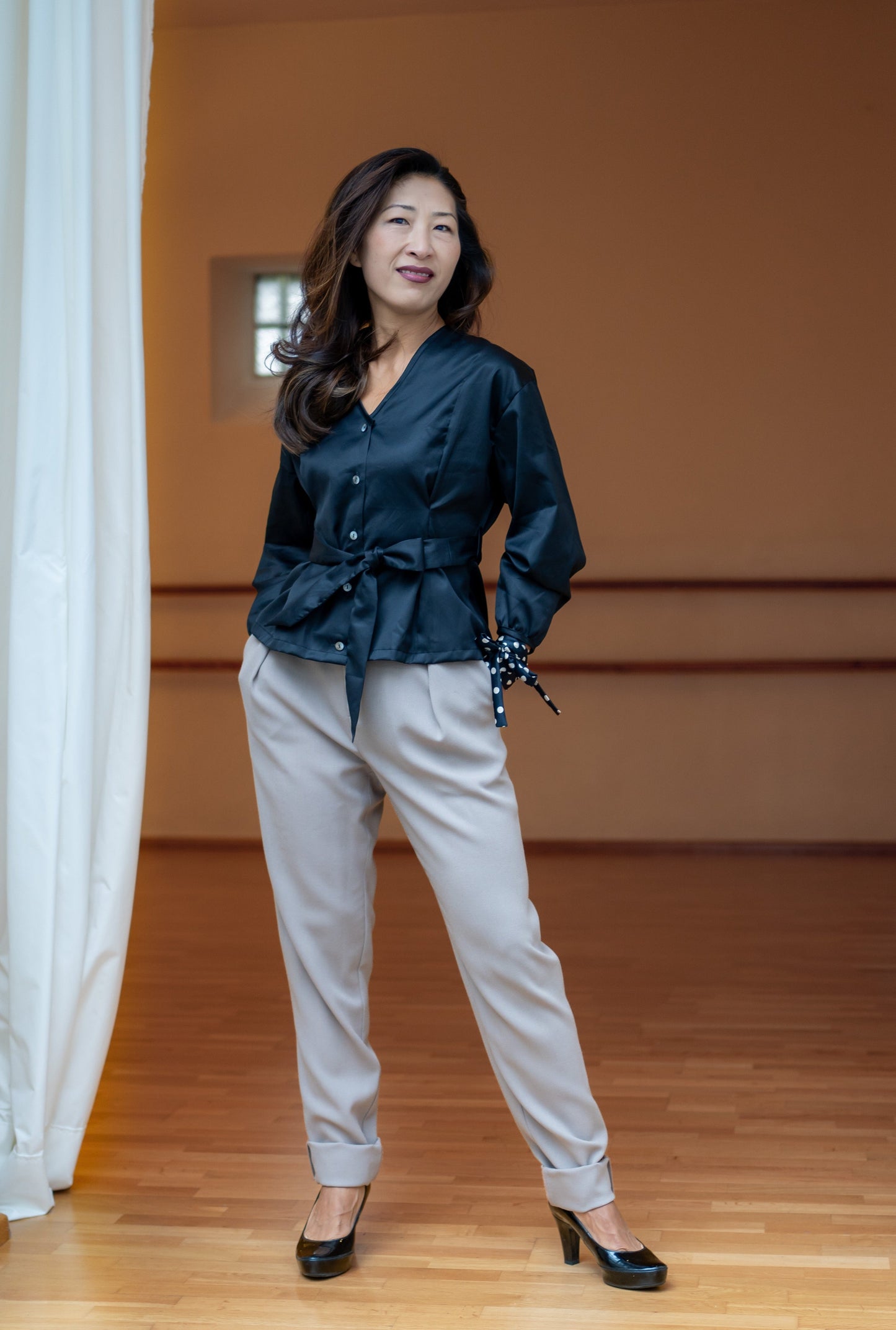 Bluse mit Taillengürtel aus Satin in Schwarz von limo, eine nachhaltige Bluse für Slow Fashion Liebhaber.