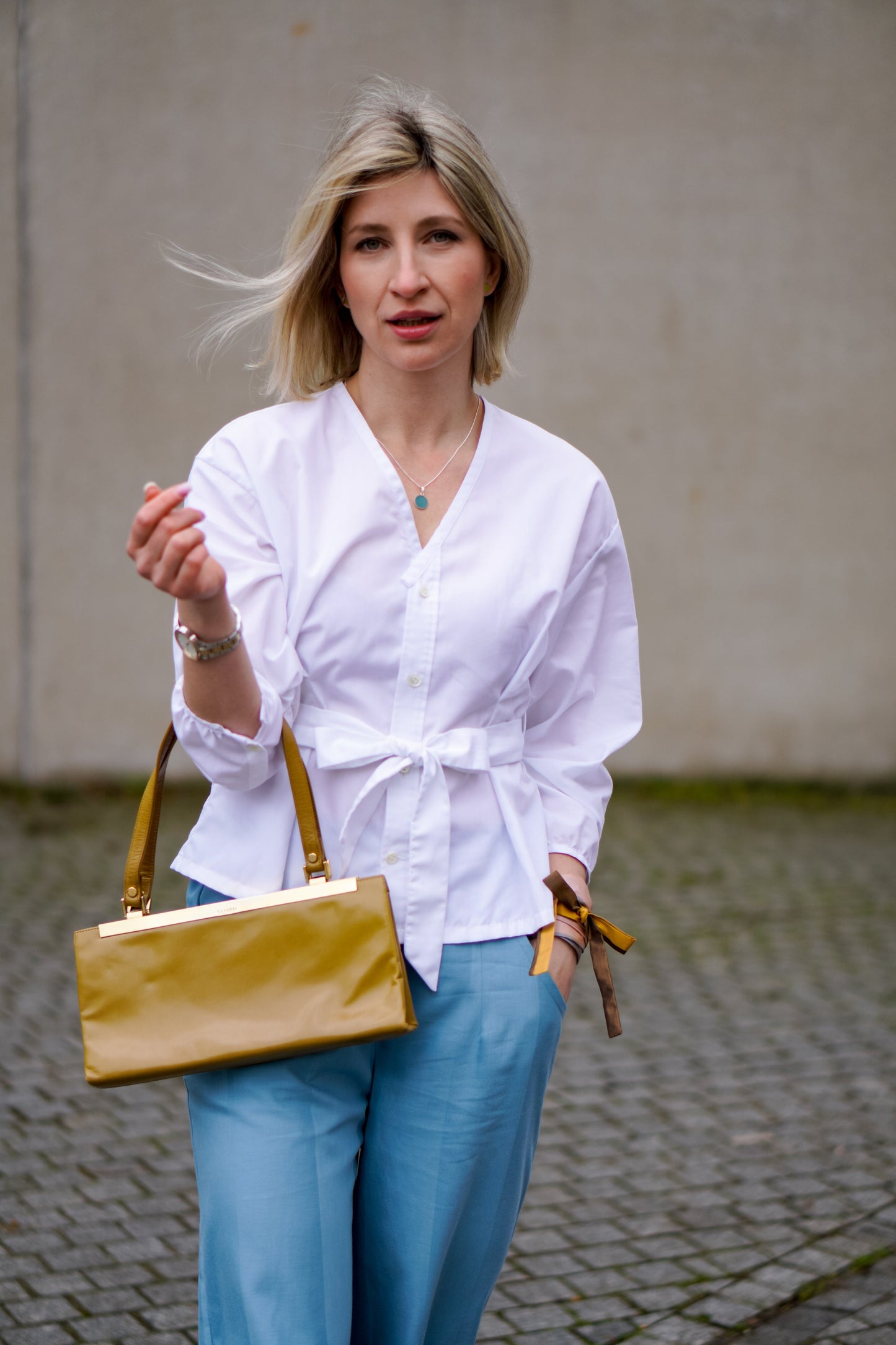 Frontansicht der nachhaltigen weißen Bluse von LIMO, demonstriert das Engagement für nachhaltige Mode durch 100% Upcycling-Baumwolle