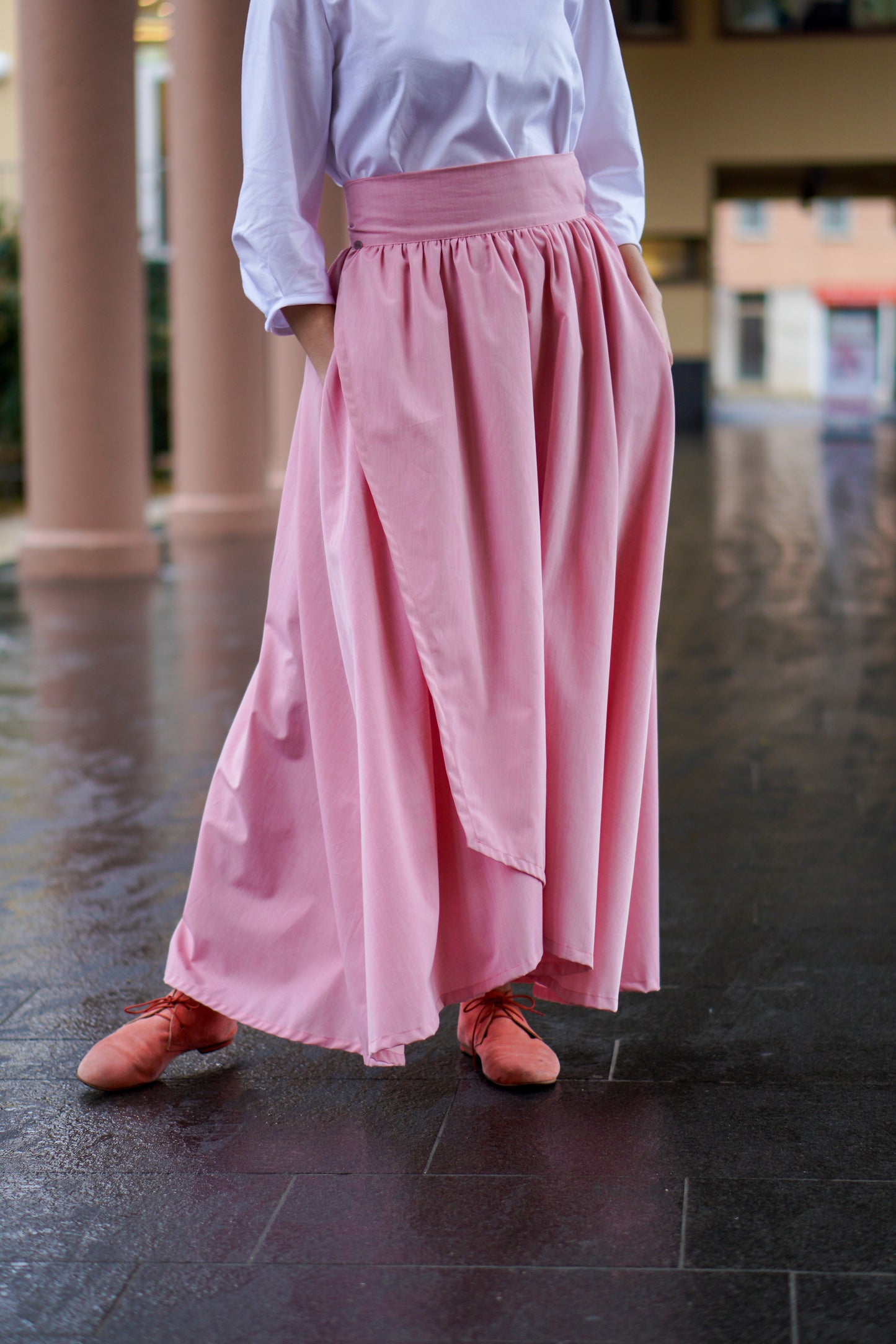 Limo's rosa Wickelrock verkörpert Slow Fashion mit einem nachhaltigen Design, perfekt für den stilbewussten Öko-Chic.
