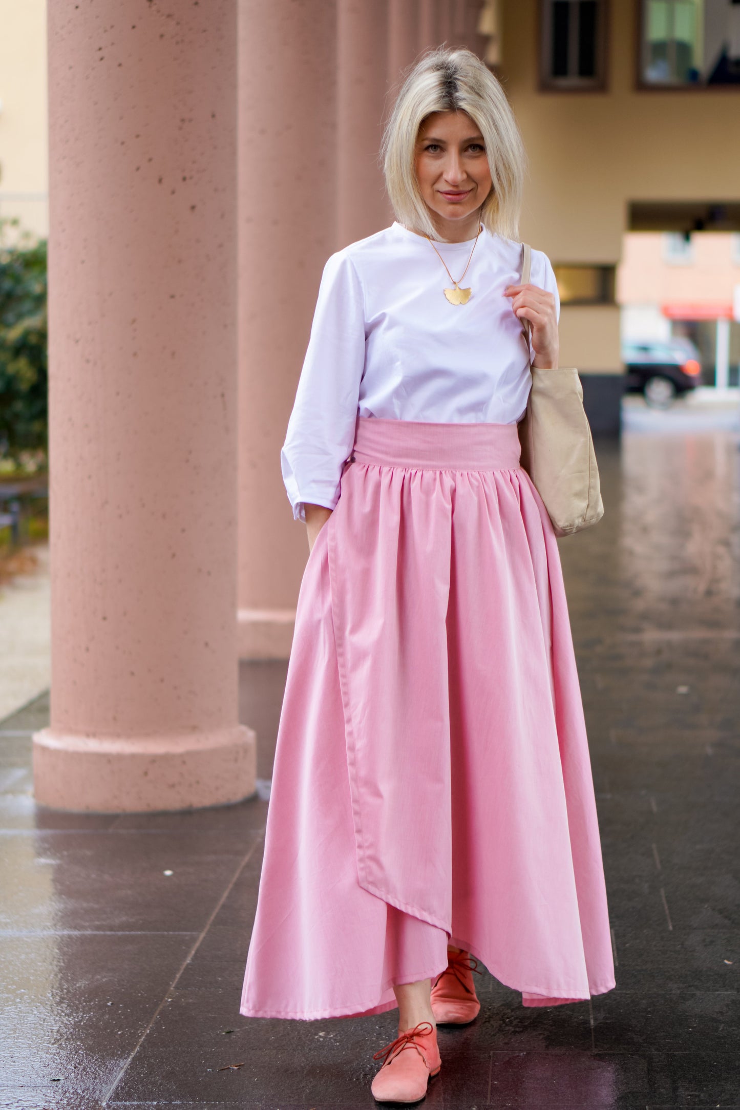 Eleganter langer Wickelrock in Rosa von Limo, ein Muss für Liebhaber nachhaltiger Mode und eleganter Silhouetten.
