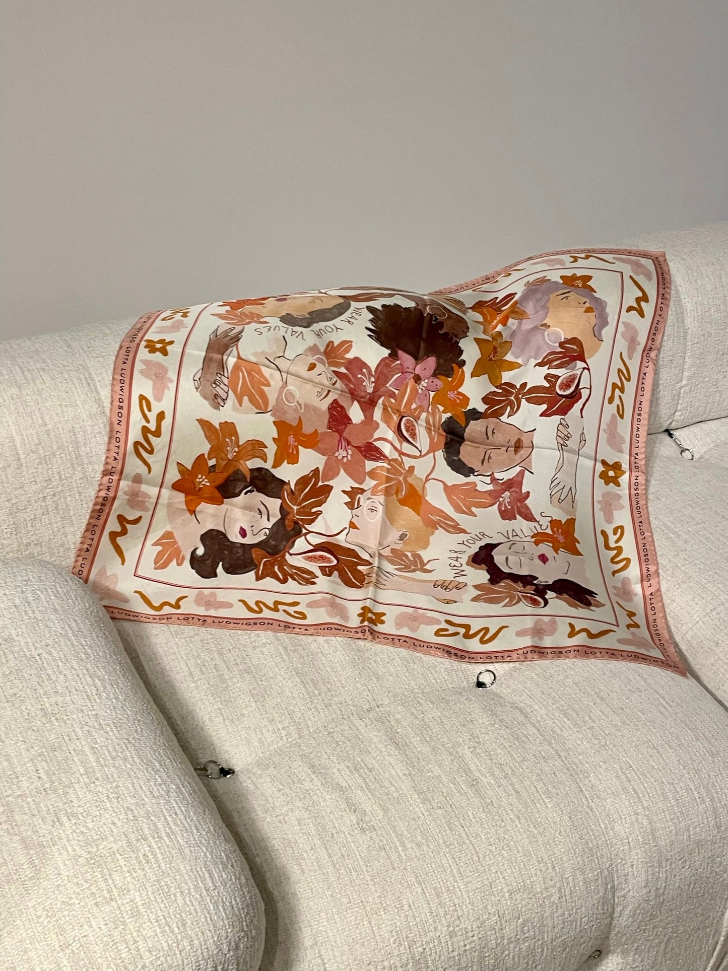 Wunderschönes Tuch aus 100% zertifiziertem Bio-Seiden-Twill von Lotta Ludwigson perfekt für die Slow Fashion Garderobe. Nachhaltiger Luxus in seiner schönsten Form. Tuch drappiert