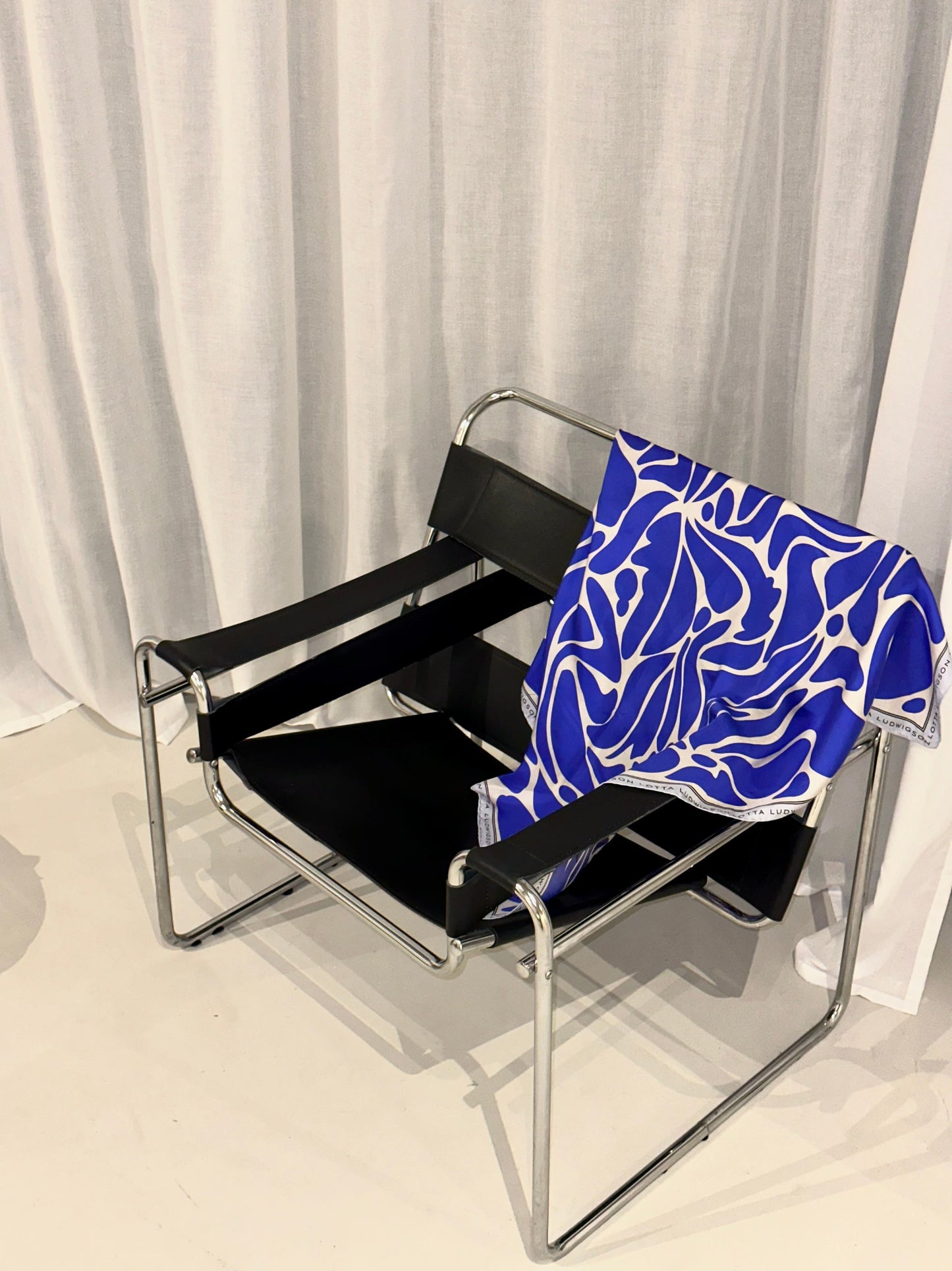 Nachhaltiges Seidentuch in blau von Lotta Ludwigson - Slow Fashion Luxus Tuch liegend