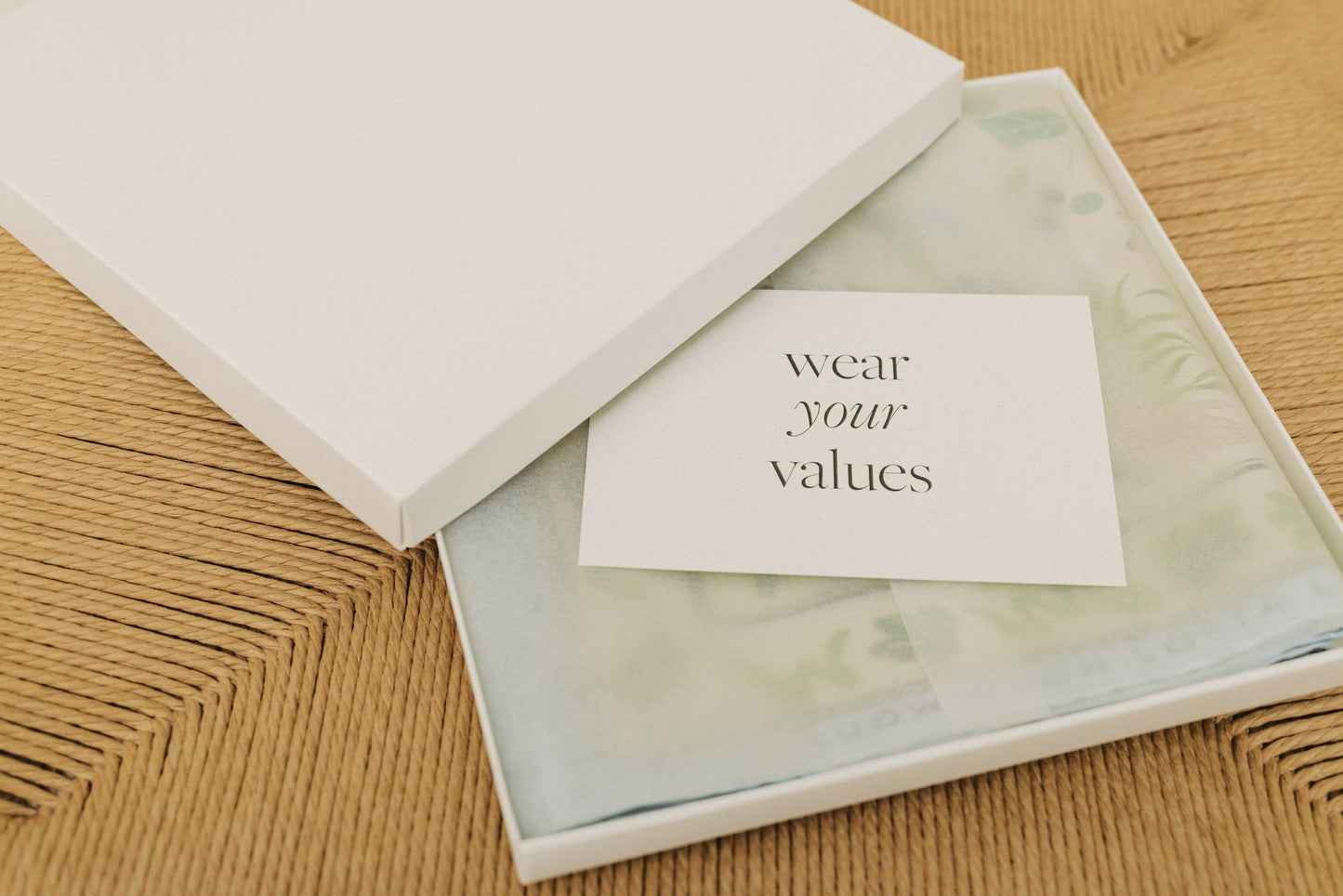 Tuch in Schachtel aus nachhaltiger Seide von Lotta Ludwigson - Slow Fashion im Luxussegment