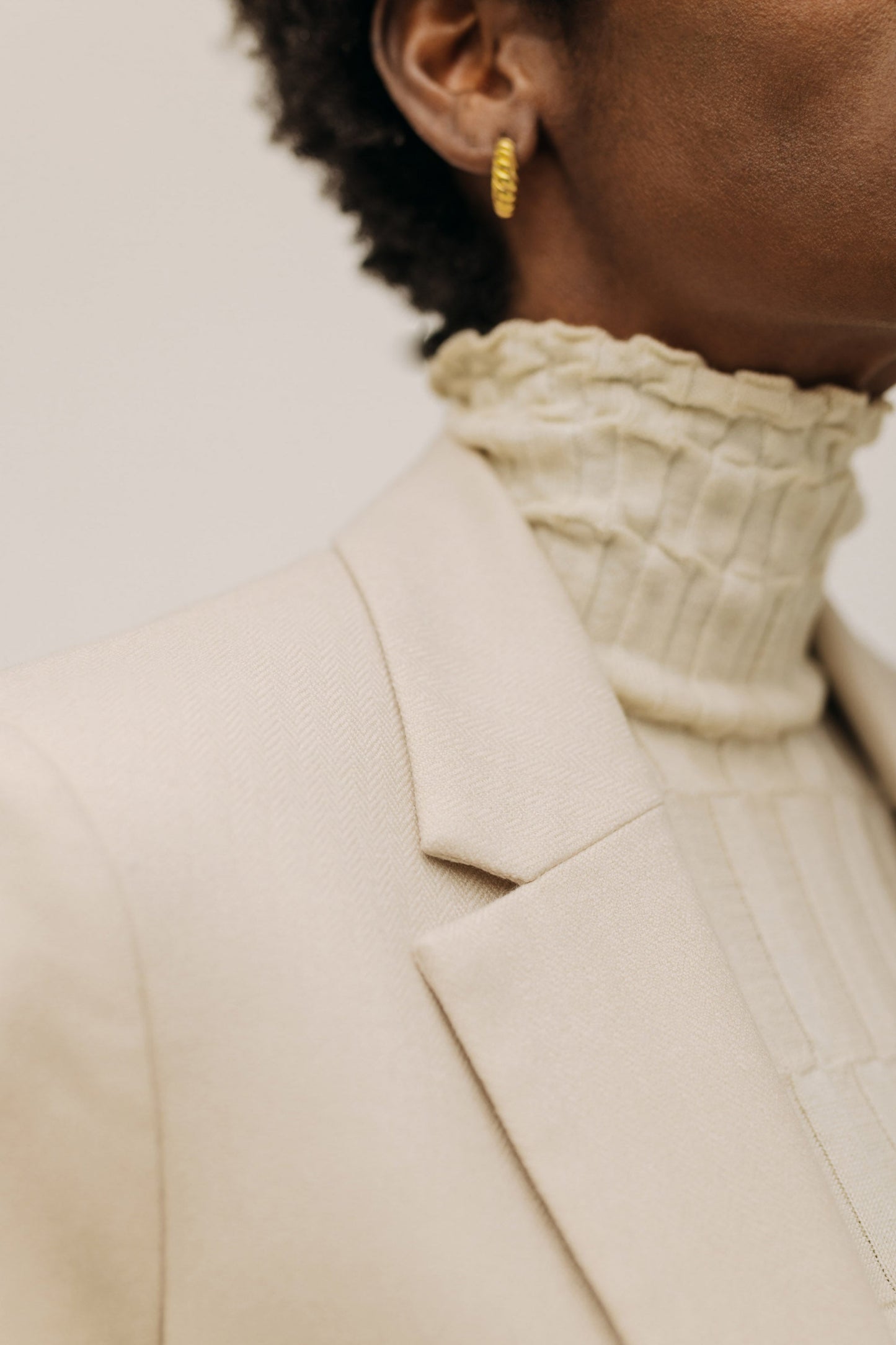 Detail des Fischgrätenmusters am LOTTA LUDWIGSON Blazer in Creme - Die Feinheit der nachhaltigen Mode